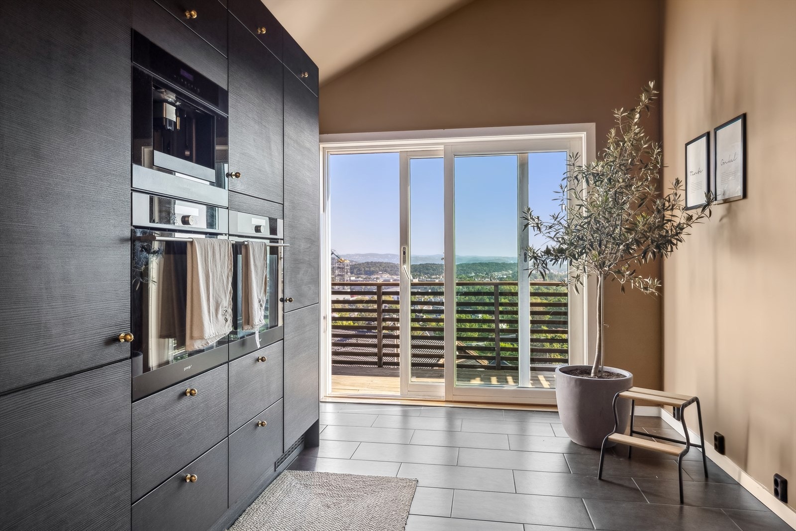 Fra kjøkkenet er det utgang gjennom skyvedør til tomten Galleribilde