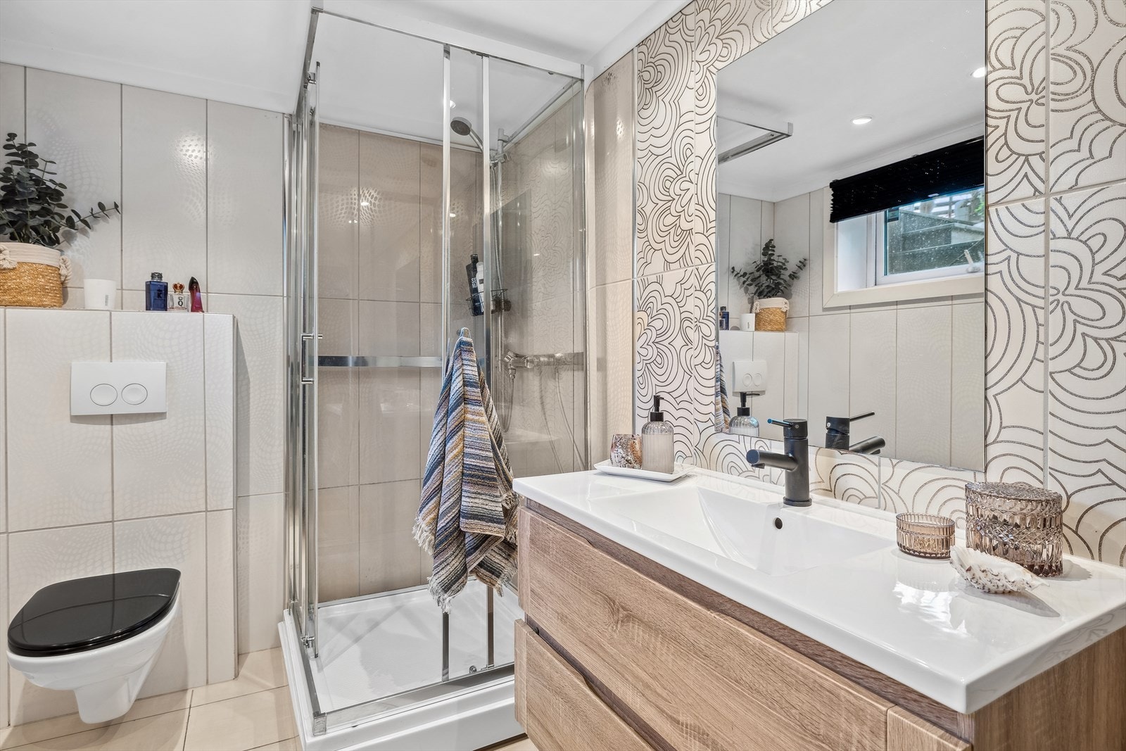 Bad 1 med vegghengt toalett, dusjkabinett og servant med lagringsplass Galleribilde