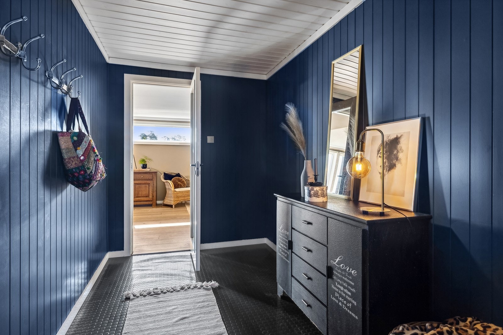 Gang/entré med slitesterkt gulvbelegg Galleribilde