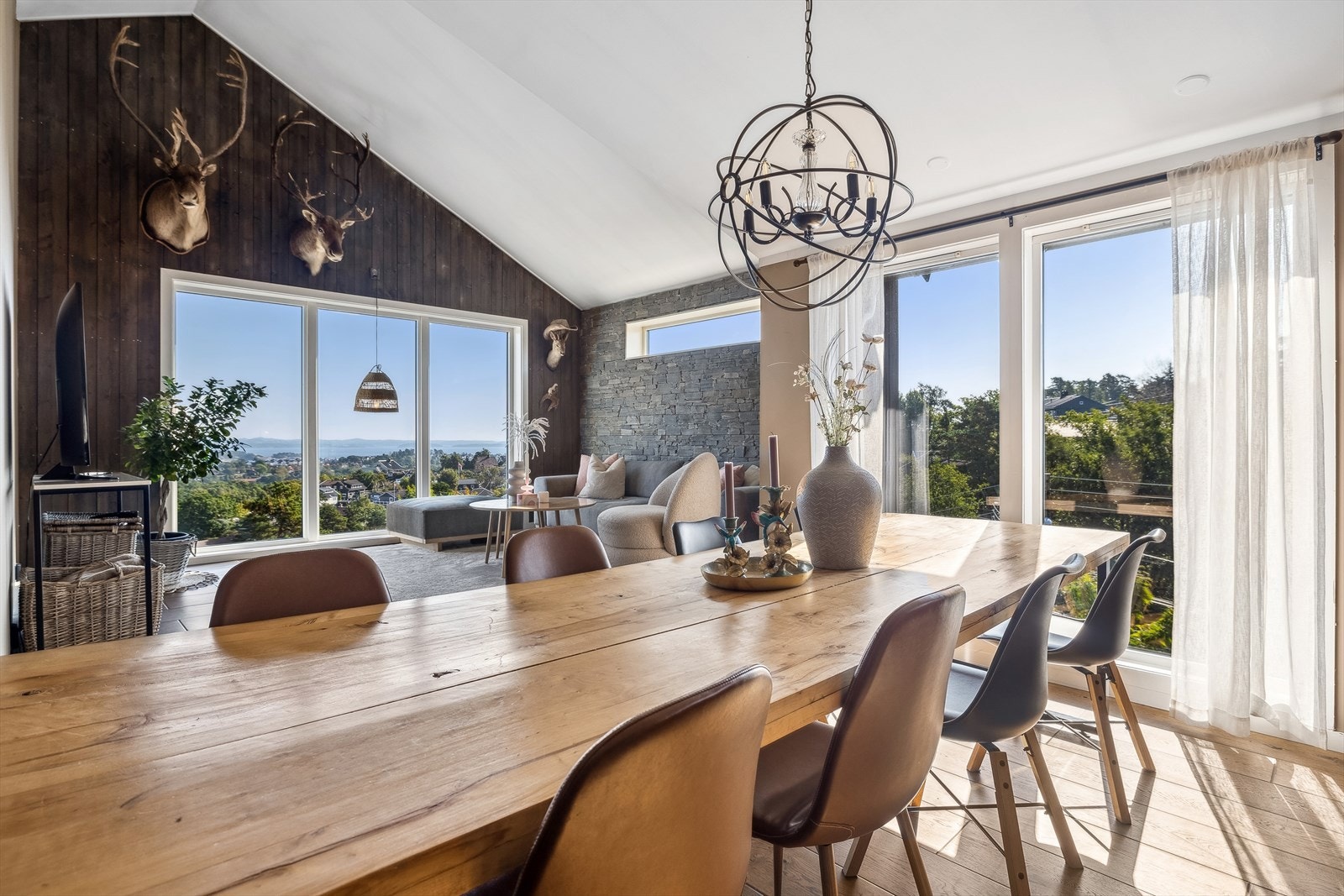 Legg merke til utsikten fra spisebordet Galleribilde