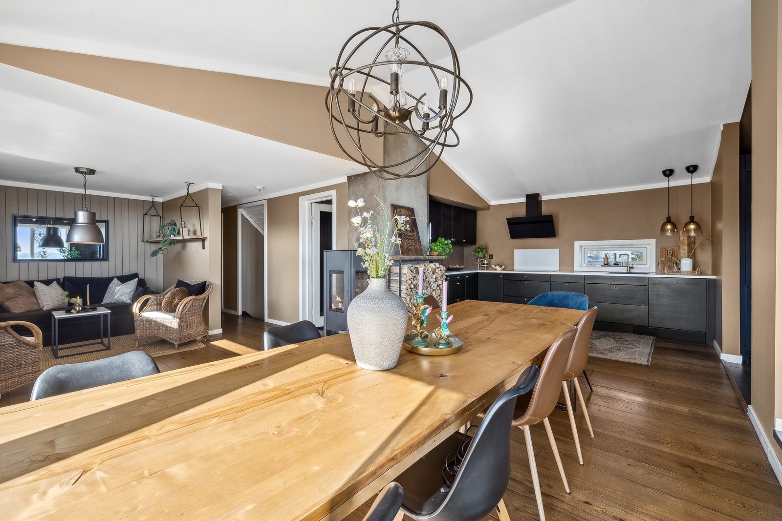 Stuedel innredet med spisebord, praktisk tilknyttet kjøkkenet Galleribilde