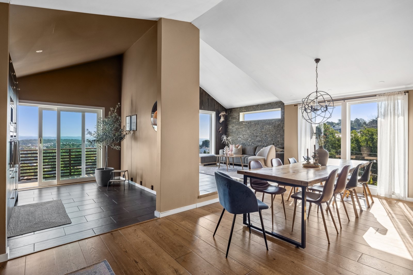 Stue og kjøkken i delvis åpen løsning. Løsningen gir en god romfølelse og godt med naturlig dagslys Galleribilde