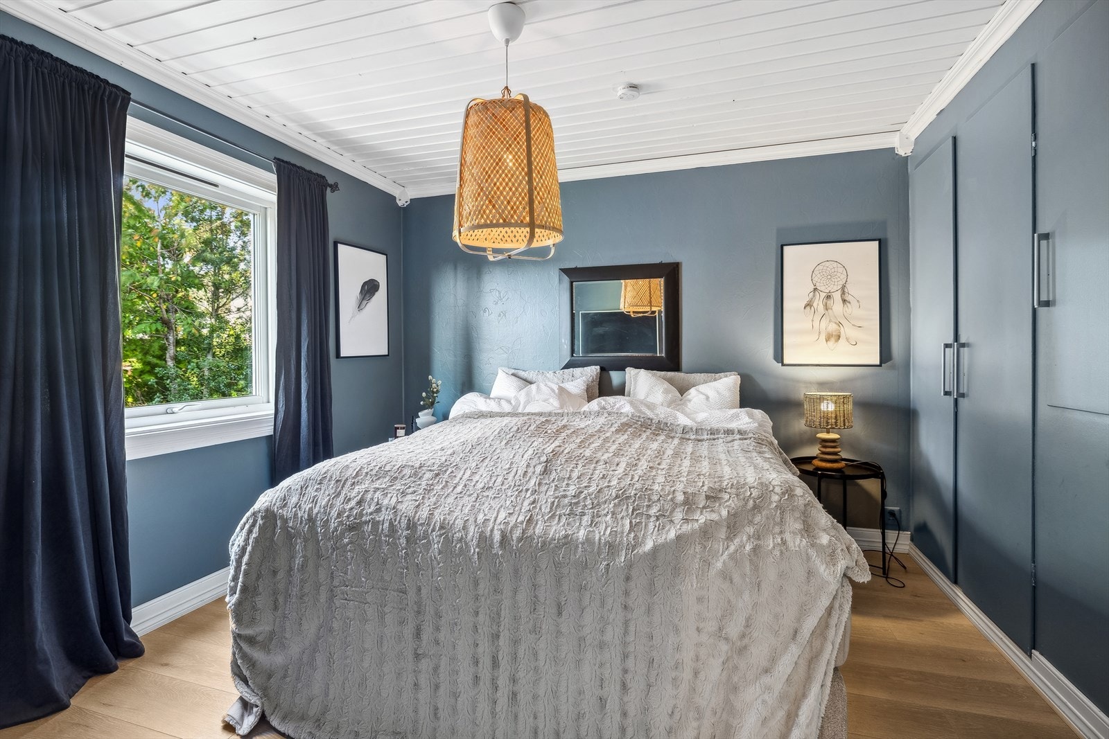 Hovedsoverom i delikate farger og med et pent gulv Galleribilde