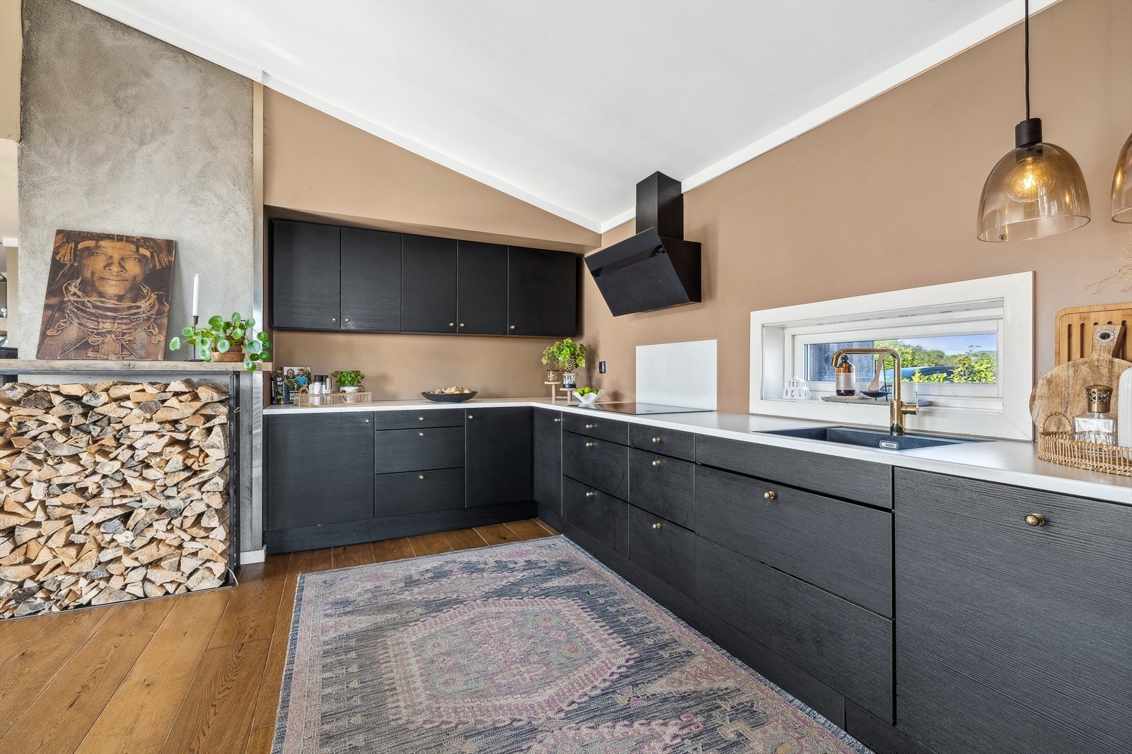 Lekkert kjøkken med integrerte hvitevarer og masse benkeplass Galleribilde