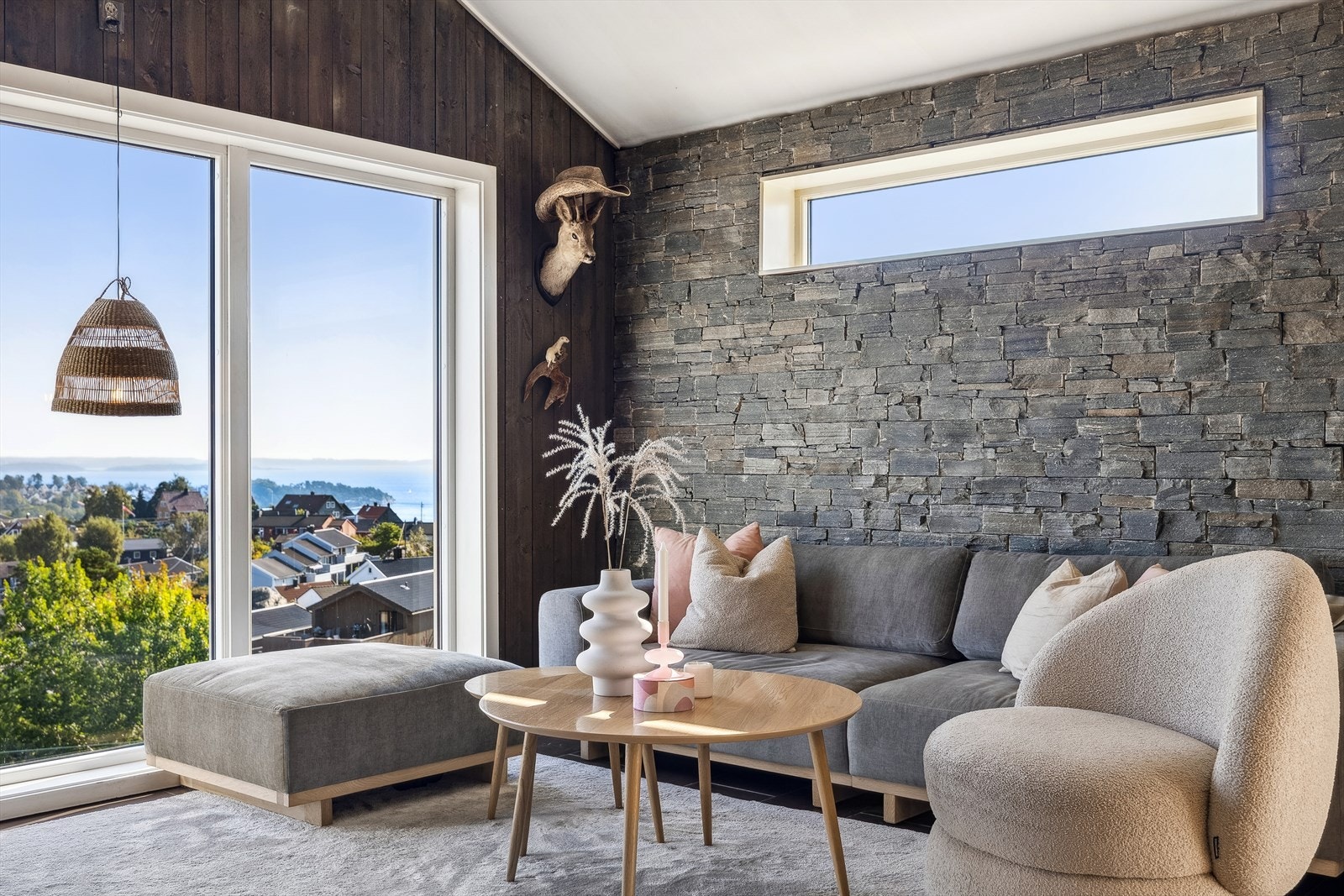 Dekorative vegger og store vindusflater Galleribilde