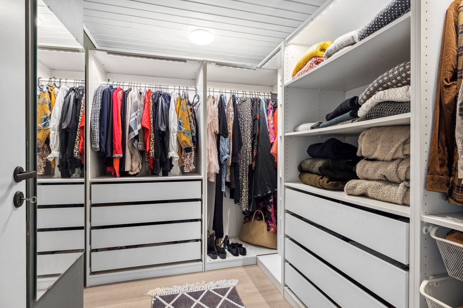 Walk-in garderobe nær hovedsoverommet Galleribilde