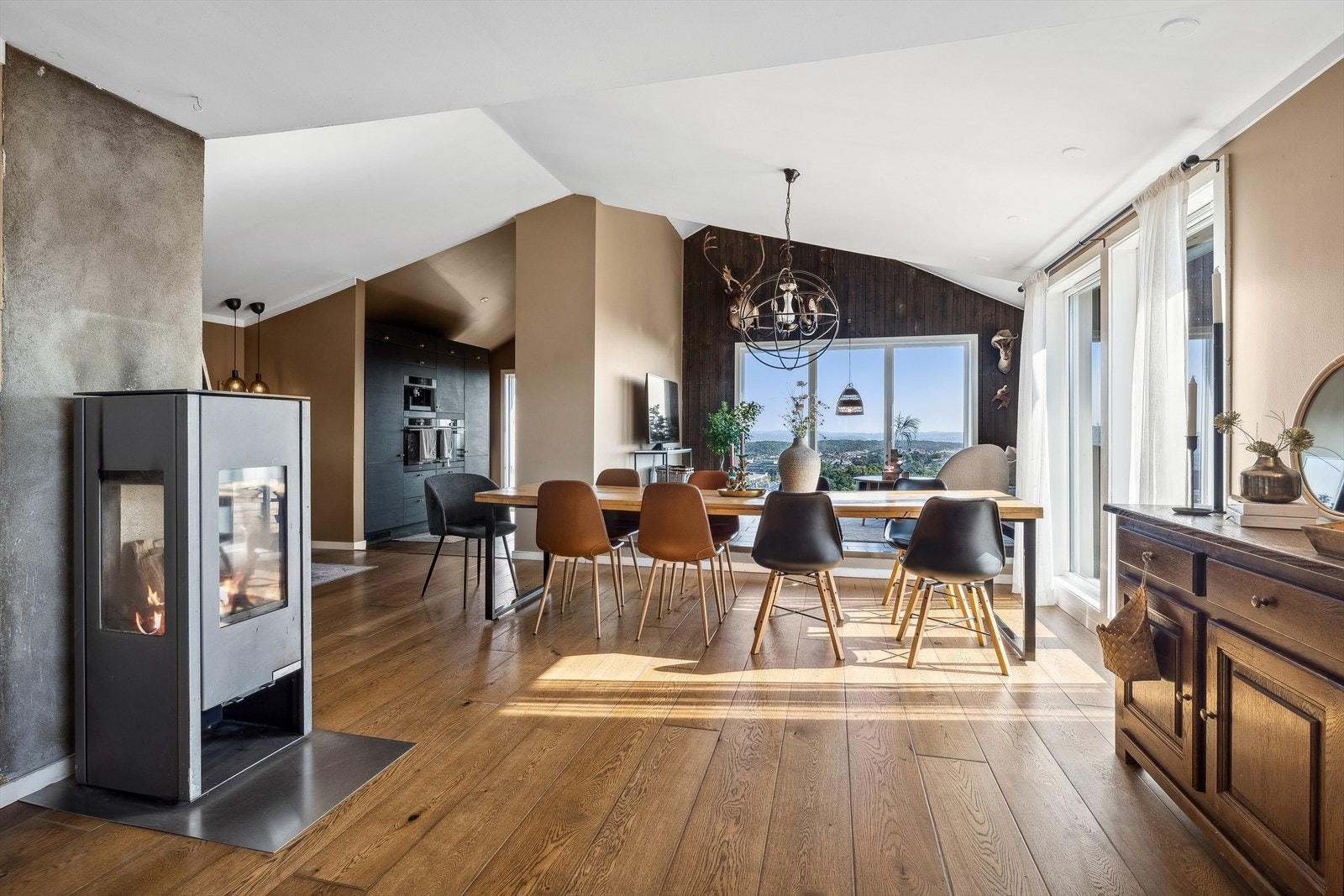 Stuen er romslig og har god plass til flere møbelgrupper Galleribilde