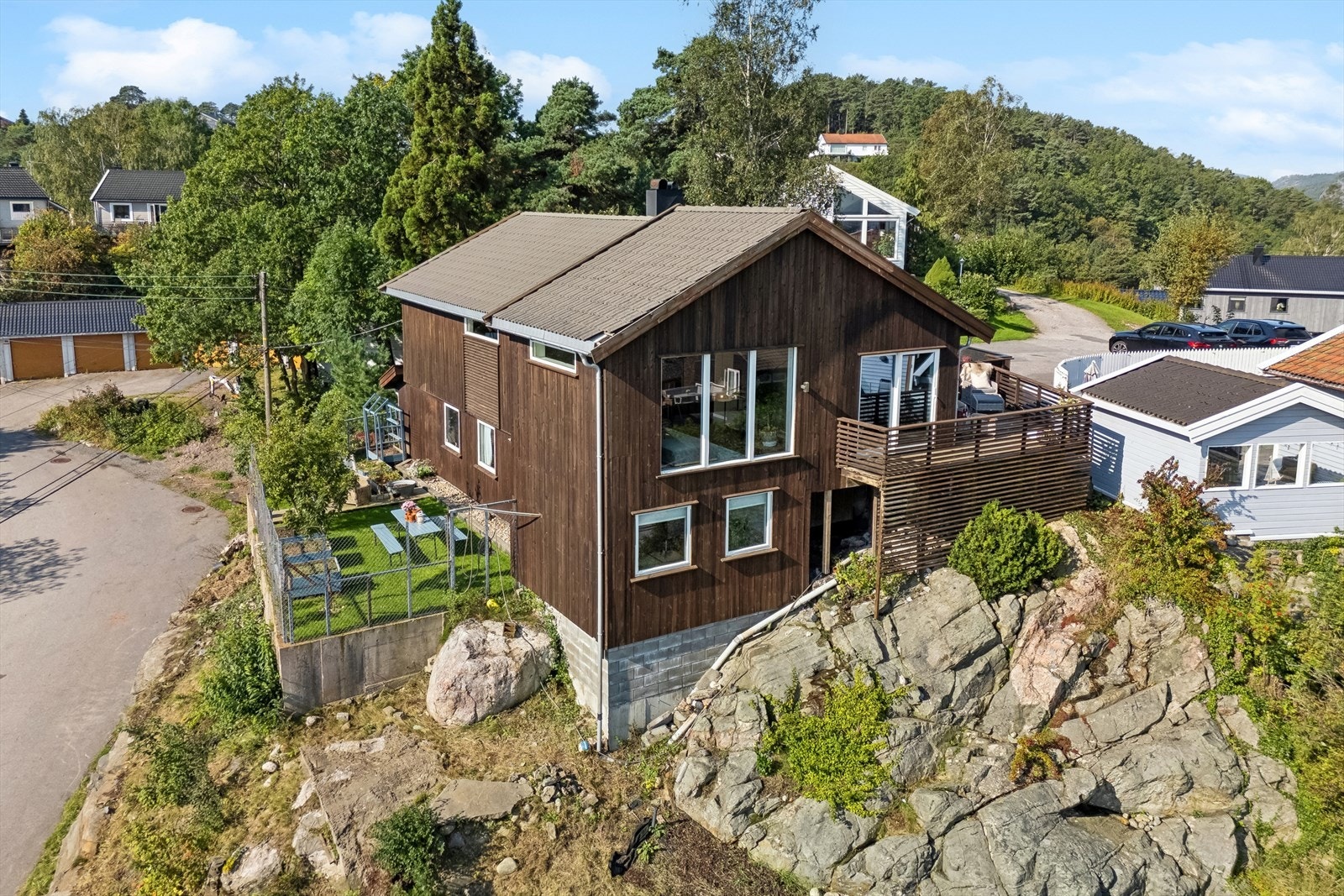 Bygningen er godt oppgradert og tomten er pent opparbeidet Galleribilde