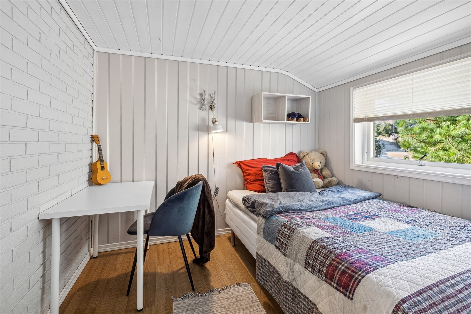 Soverom 2 av 4 i underetasjen Galleribilde