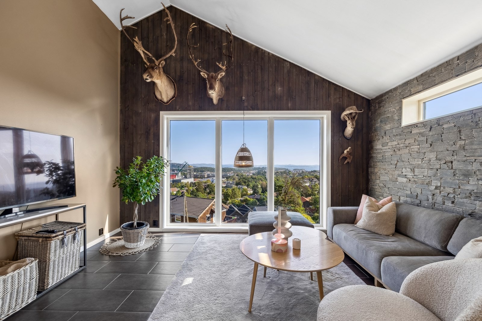 Boligen har en pen stue med utsikt mot Kristiansand sentrum Galleribilde