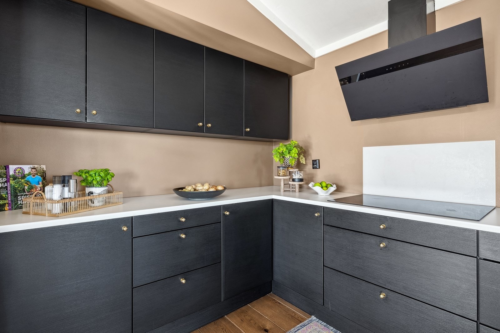 Innredninger er levert av Sørlandskjøkken og oppusset i 2022 Galleribilde