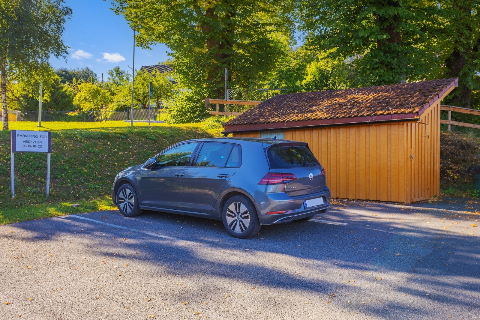 Boligen disponerer en parkeringsplass, ca. 30 meter fra boligen. Galleribilde