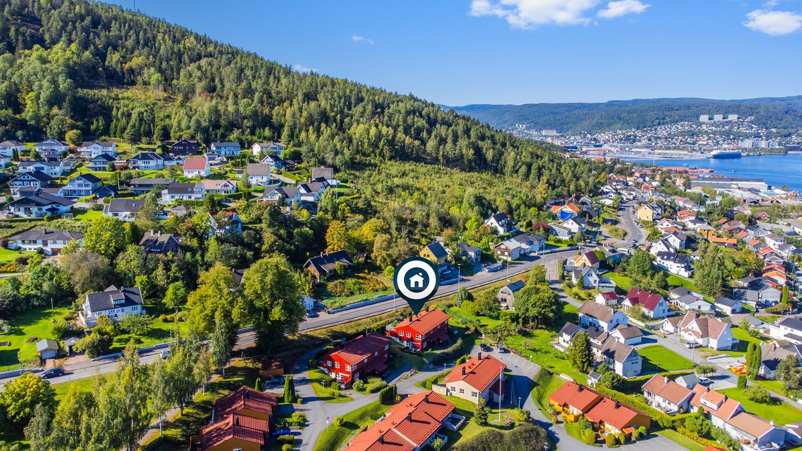 Fra boligen er det umiddelbar nærhet til bussholdeplass, dagligvare, marka og forøvrig Drammen sentrum. Galleribilde