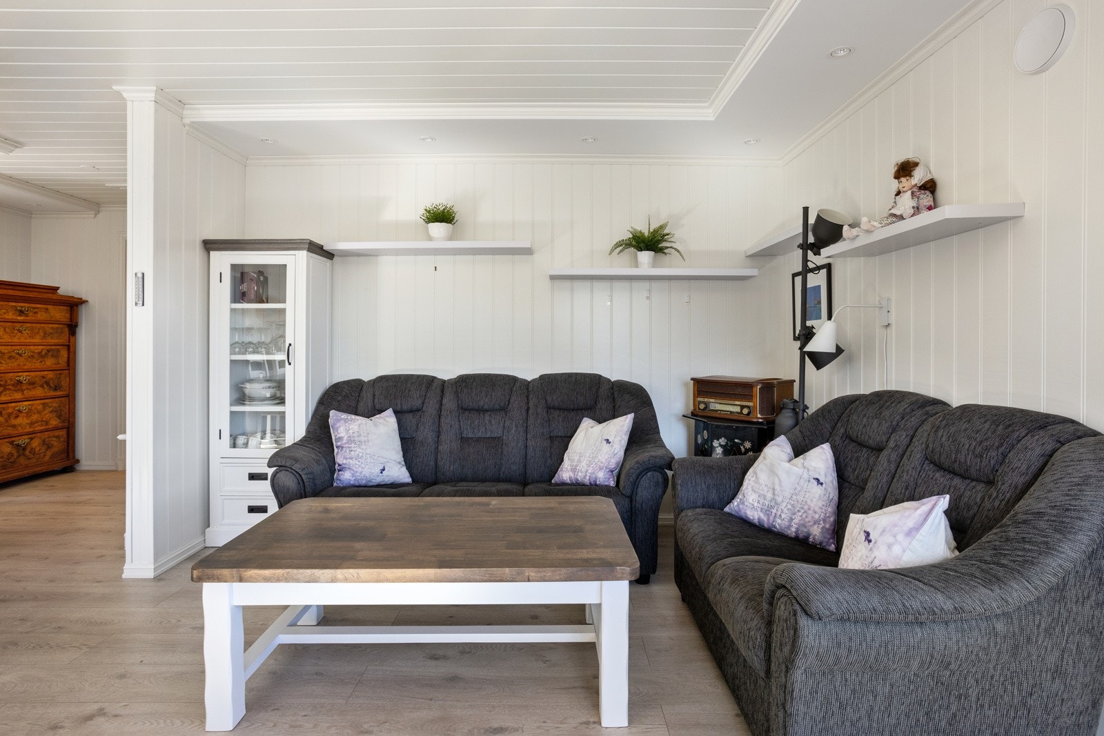 Stuen er romslig med plass til større sofa-/ og spisegruppe. Galleribilde
