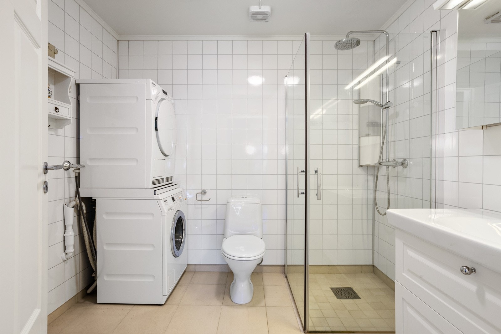 Baderommet inneholder servant, skap med speil og belysning.Dusjhjørne med foldedører, wc og opplegg for vaskemaskin/trommel. Galleribilde