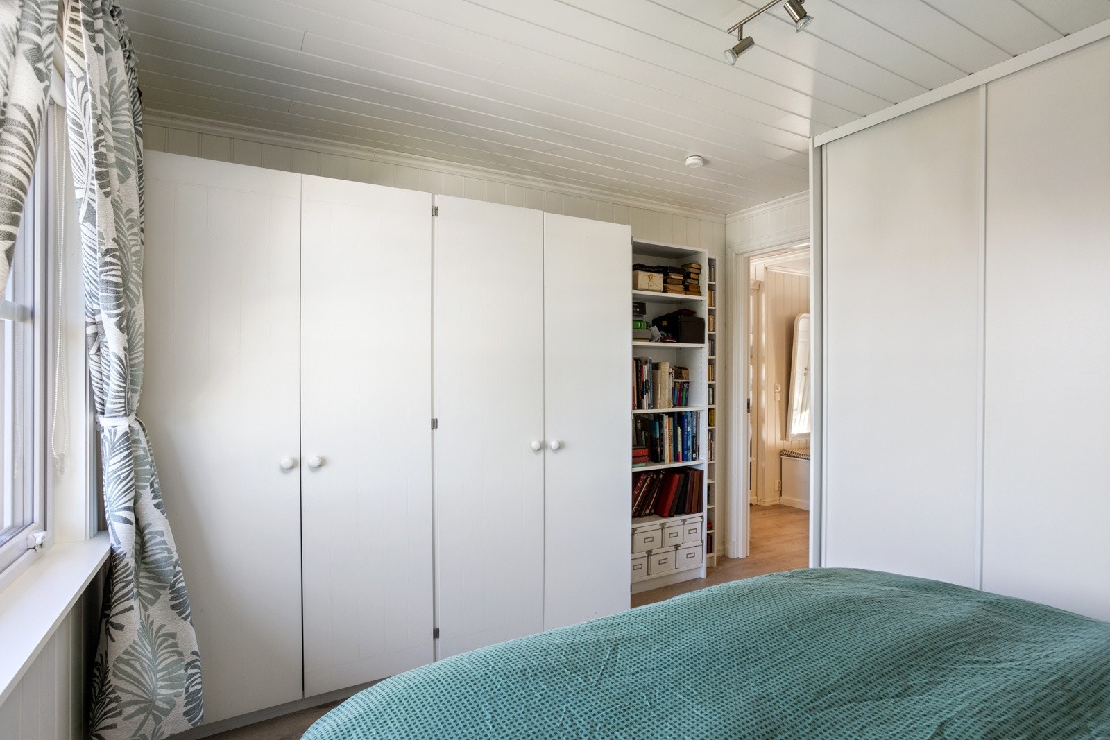 Her er det plass til dobbelseng, nattbord og garderobe. Galleribilde