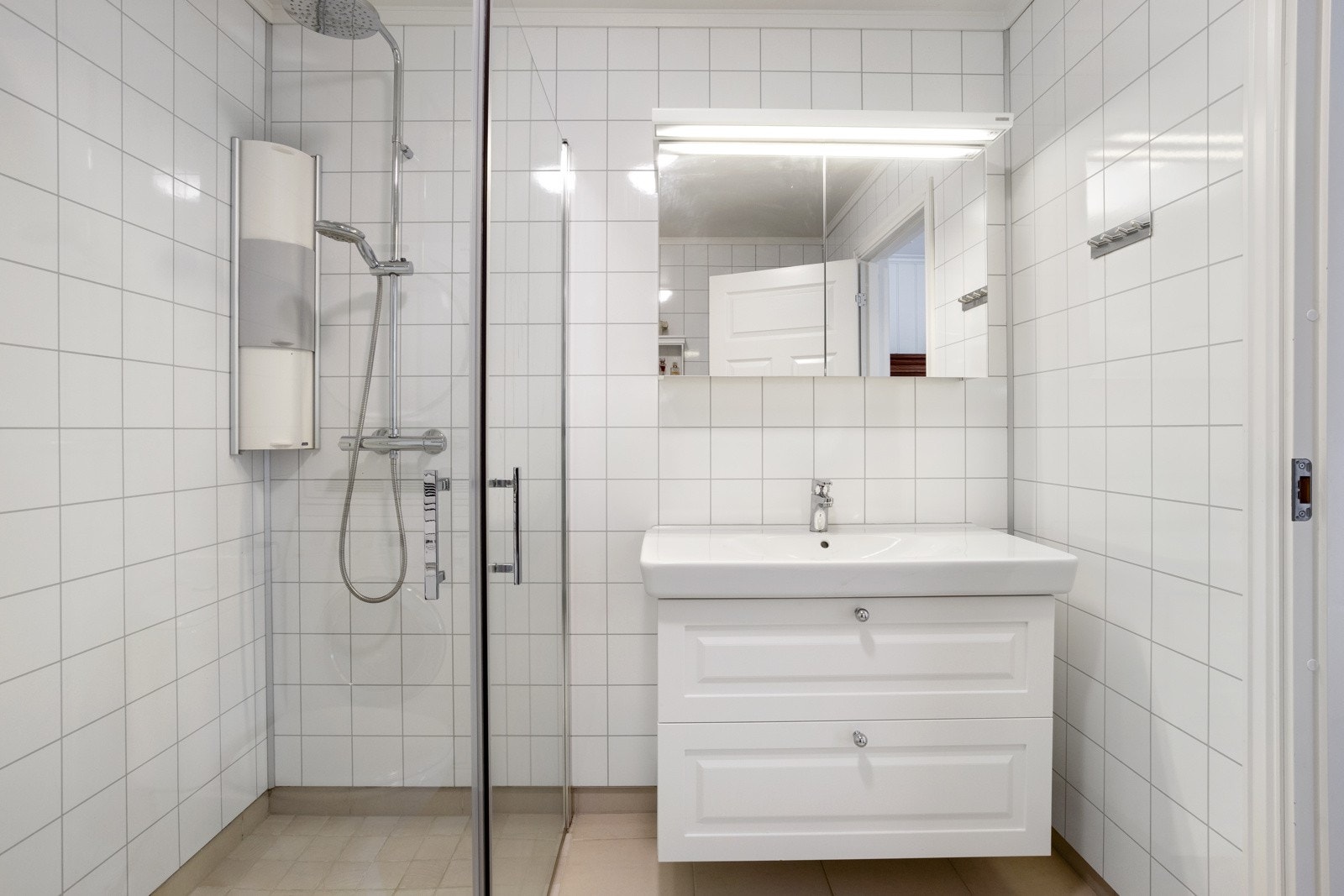 Pent, flislagt baderom fra 2015 med varmekabler. Galleribilde