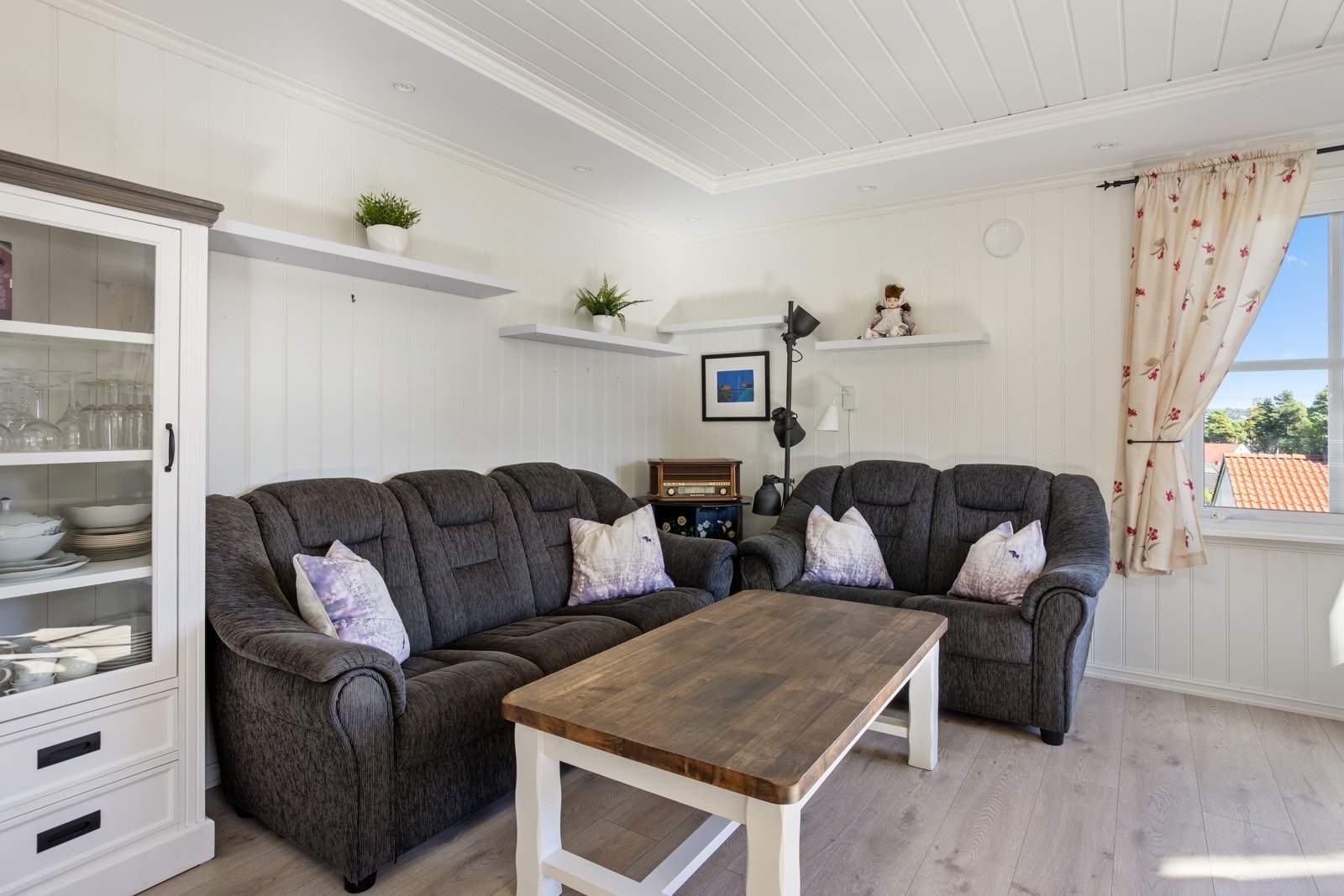 I stuen er det lagt 1-stavs laminatgulv, malt panel og downlightsbelysning. Galleribilde