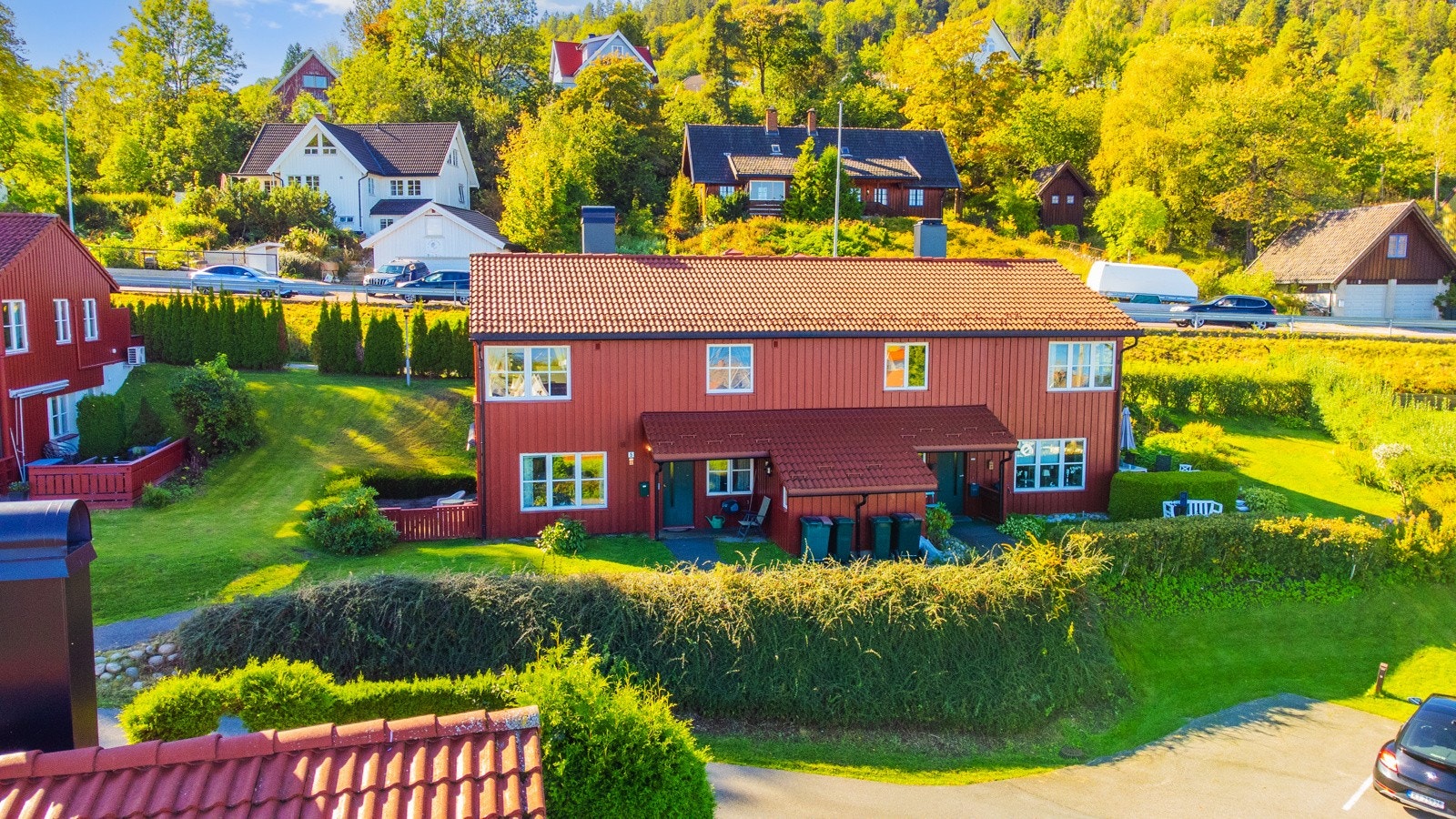 Boligen er en del av en firemannsbolig, som igjen er en del av et større borettslag. Galleribilde