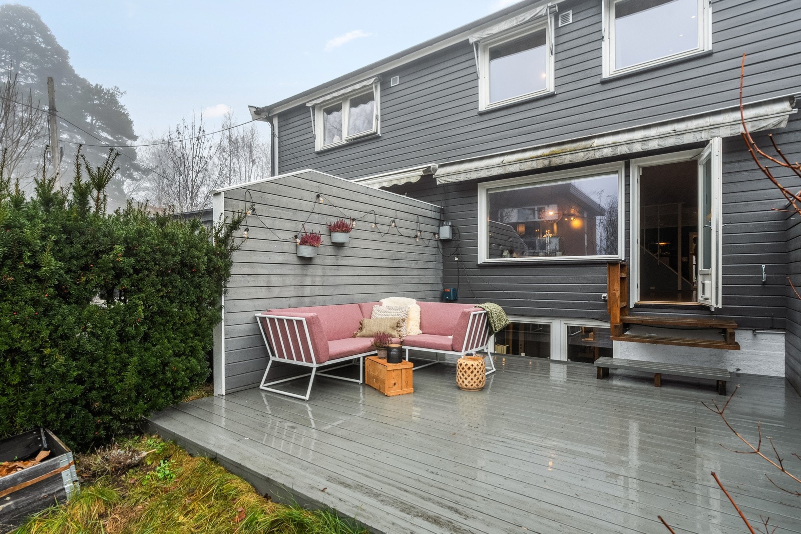 Den vestvendte markterrassen er en forlengelse av stuen og skaper en naturlig overgang mellom inne- og uterom Galleribilde