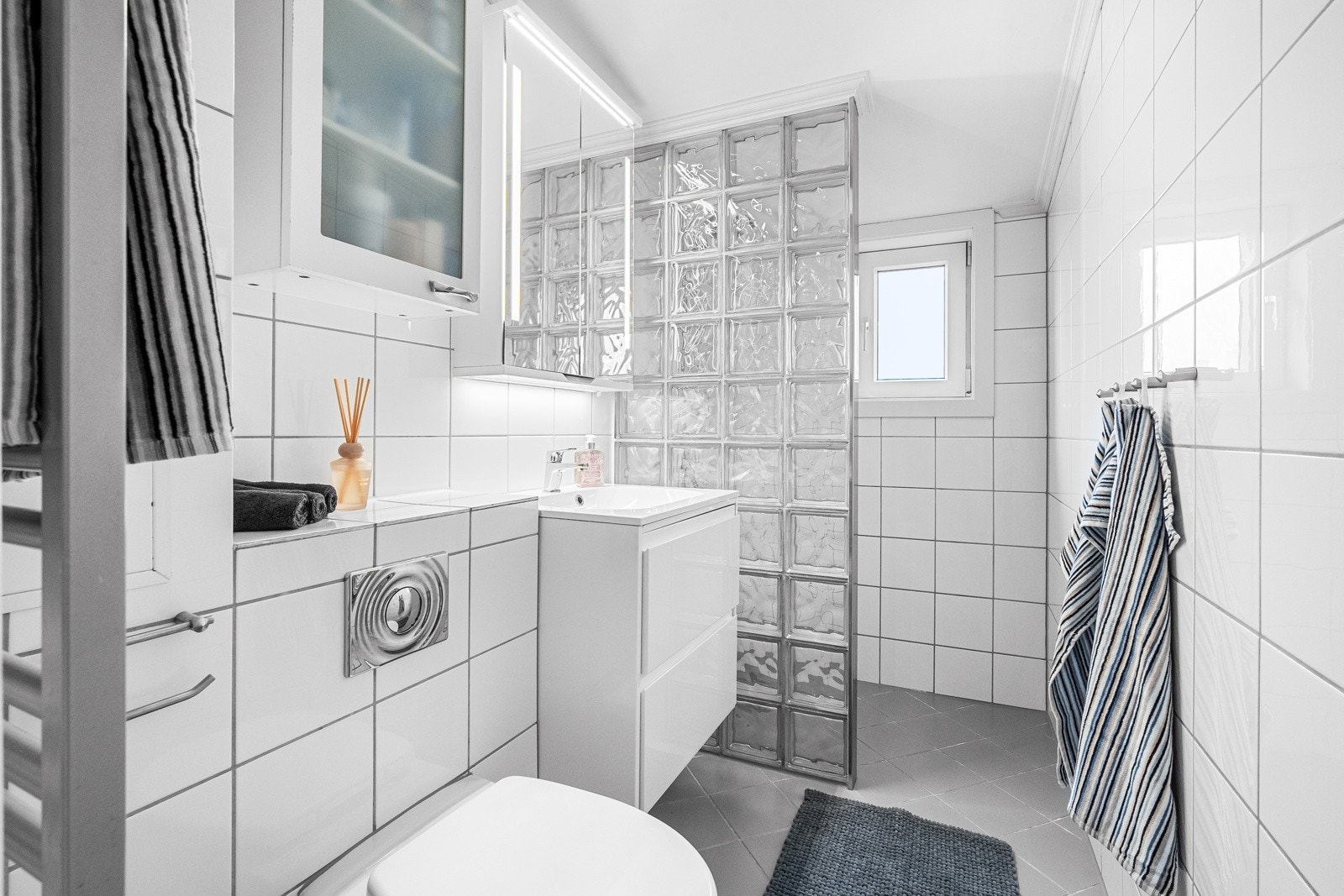 Stilfullt bad med moderne løsninger og detaljer av høy kvalitet Galleribilde