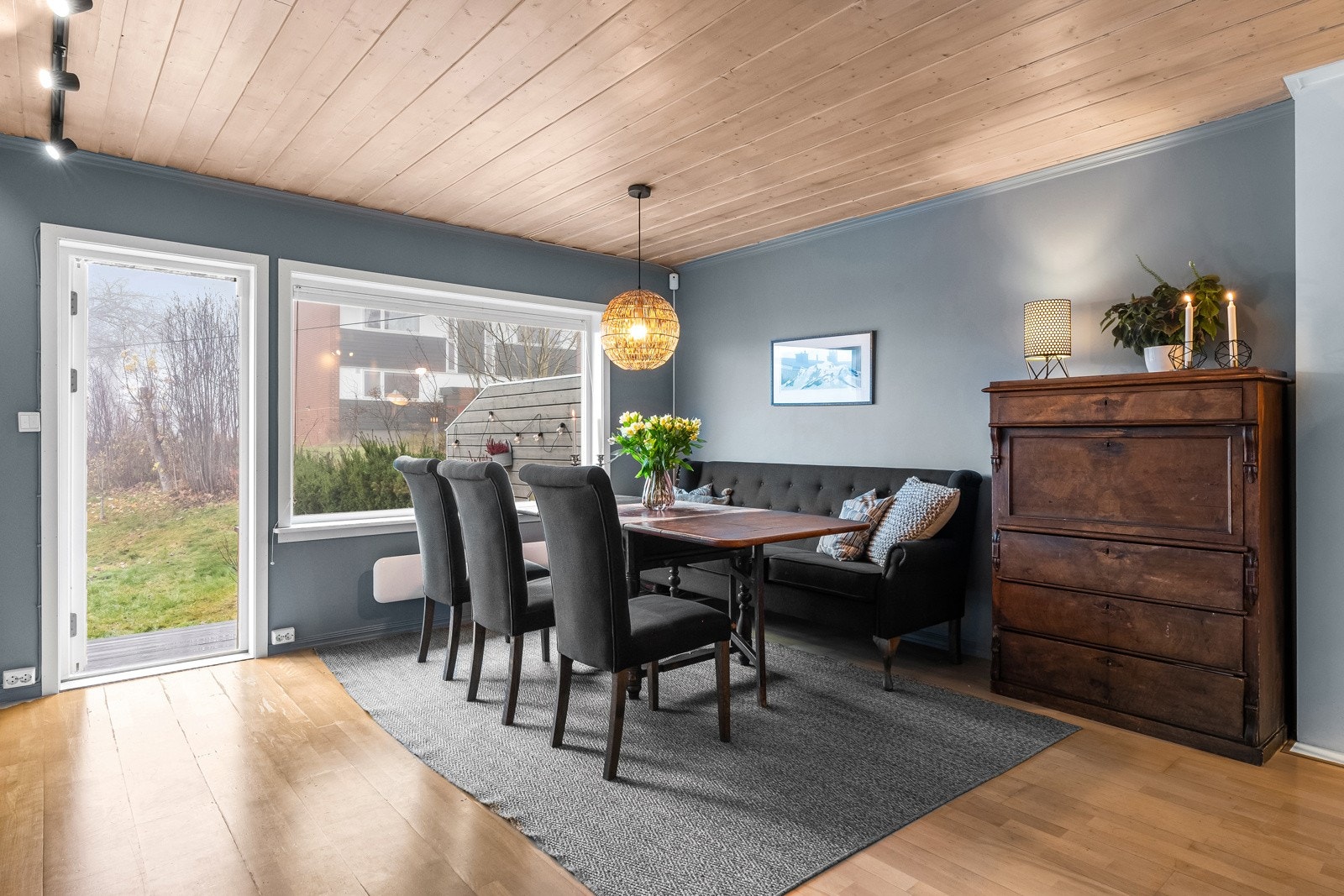 Lys og romslig stue med god plass til større spisebord med tilhørende møblement og egen sofakrok om ønskelig Galleribilde