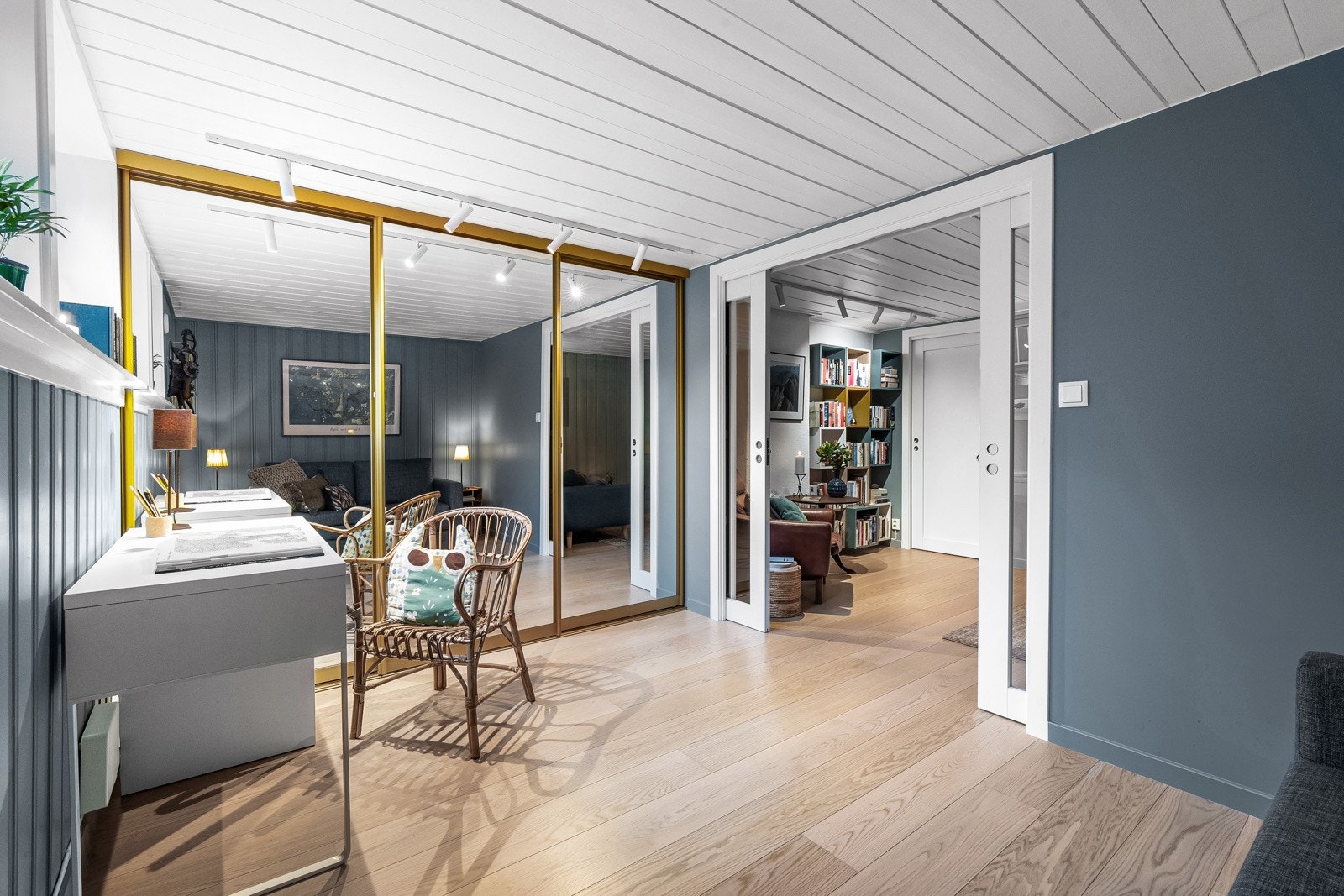 Praktisk skyvedørsgarderobe som gir rikelig med oppbevaringsplass. Elegante LED lys-skinner med dimmer Galleribilde