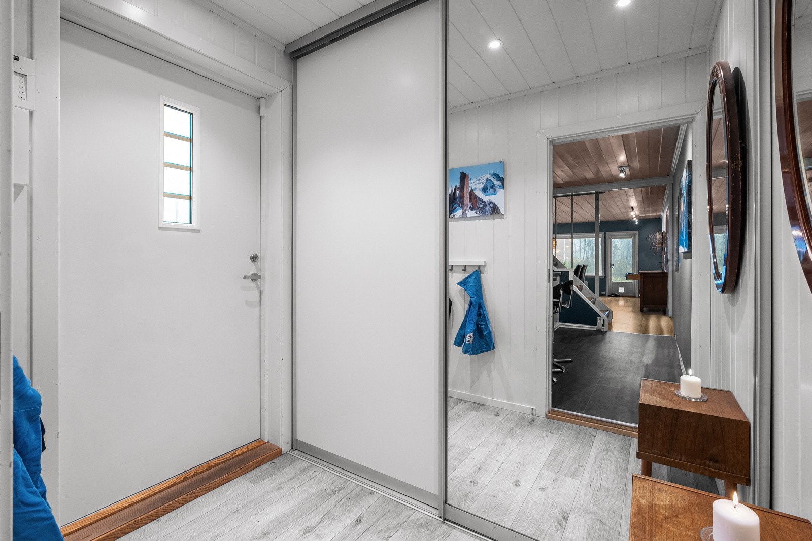 Innbydende entré malt i tidsriktige farger som gir et godt førsteinntrykk av boligen. Her får du god plass til oppbevaring av yttertøy og sko i skyvedørsgarderobe Galleribilde