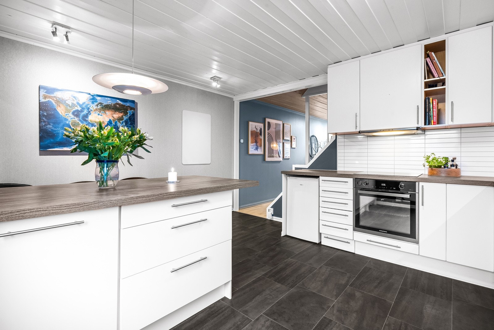 Hvitevarene er integrerte og av høy kvalitet, med benkekjøleskap med skuffer fra Liebherr, oppvaskmaskin fra Miele, kombiovn med dampfunksjon fra Grundig, platetopp fra Electrolux og avtrekksvifte fra Husqvarna Galleribilde