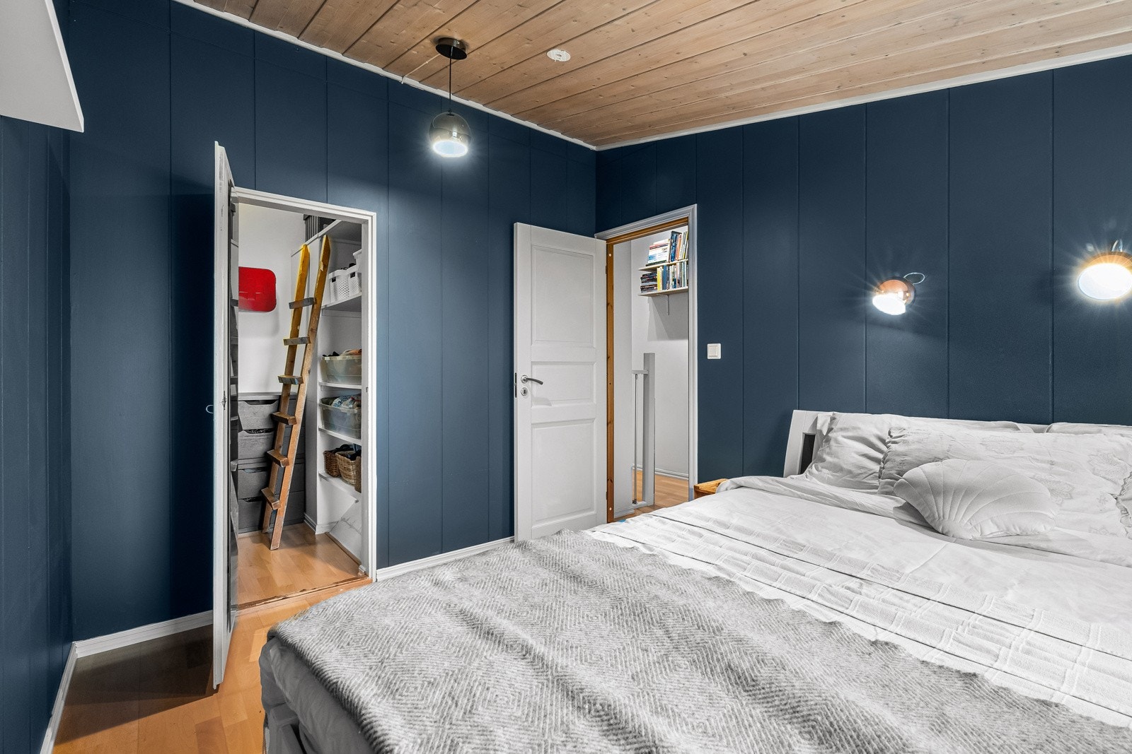 Det er eget rom tilhørende soverommet som gir deg ypperlig med oppbevaringsplass til garderoben din Galleribilde