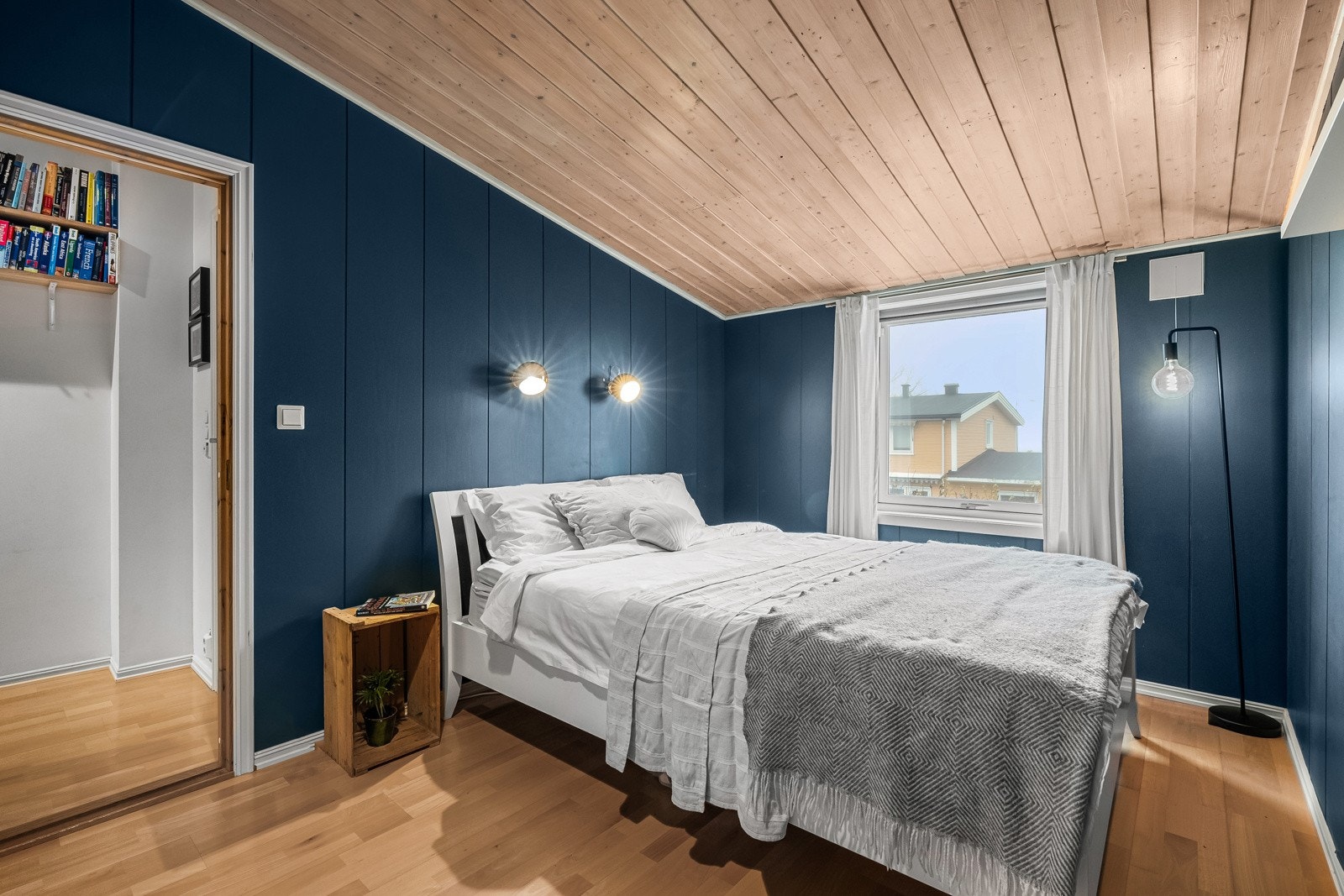 Dette soverommet er innredet med parkett og innehar store vindusflater som slipper inn rikelig med naturlig lys Galleribilde