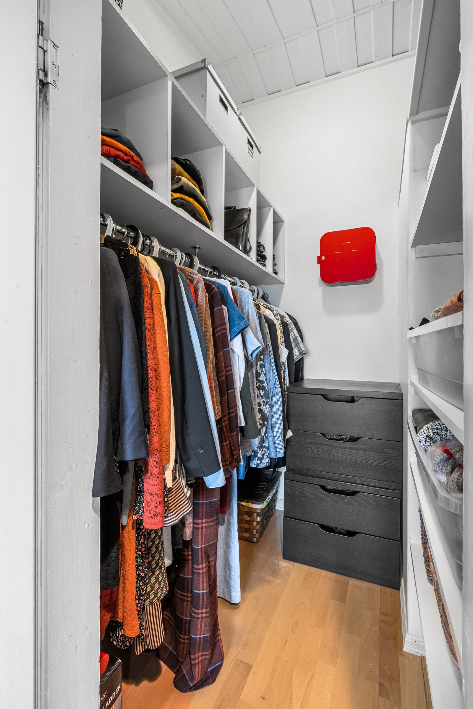 God plass som sikrer en ryddig og oversiktlig garderobe. Det er romslig lagringshems inne i garderoben Galleribilde