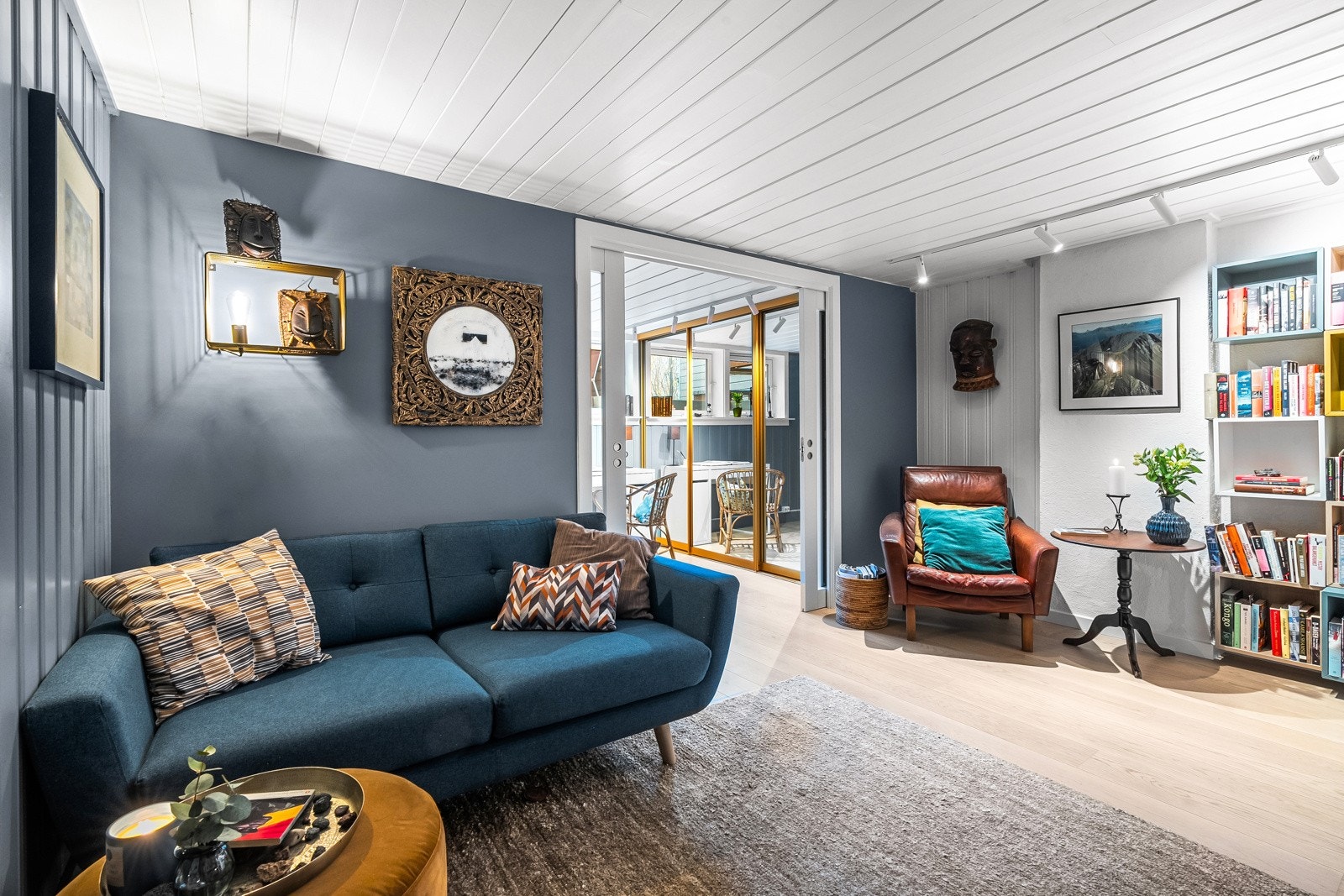 Denne innholdsrike kjelleretasjen gir boligen ekstra plass og fleksibilitet, med en stor kjellerstue delt inn i to soner, perfekt for ulike bruksområder Galleribilde