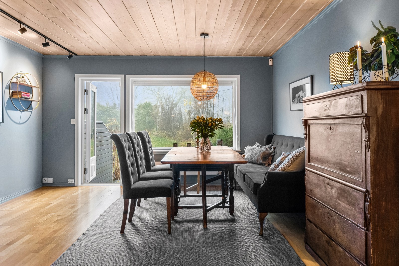 Dette er et sjarmerende rekkehus over tre plan med en gjennomtenkt planløsning, ideell for familielivet Galleribilde