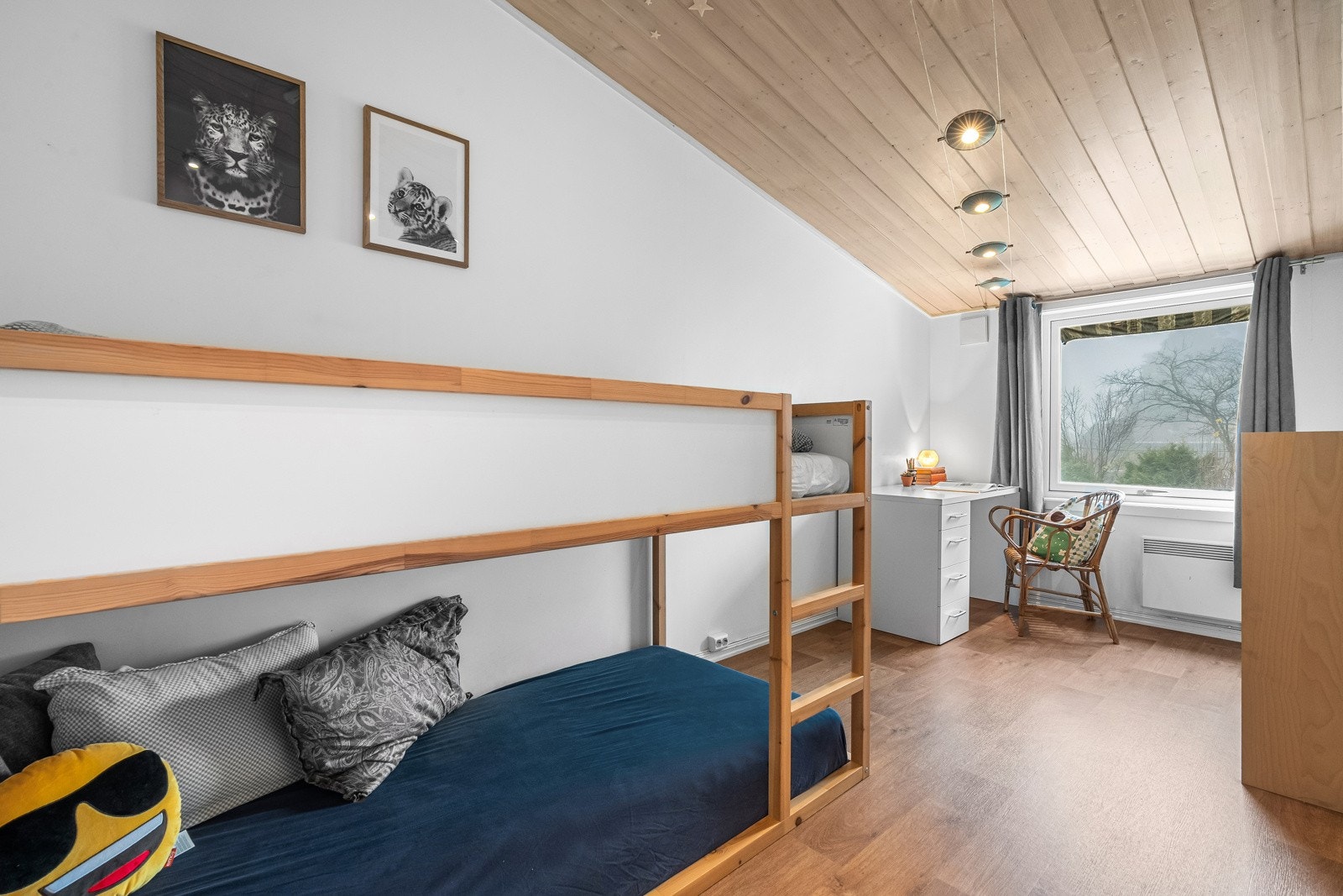 Alle rommene fremstår lyse og romslige og har plass til seng, oppbevaring og annet ønskelig møblement Galleribilde