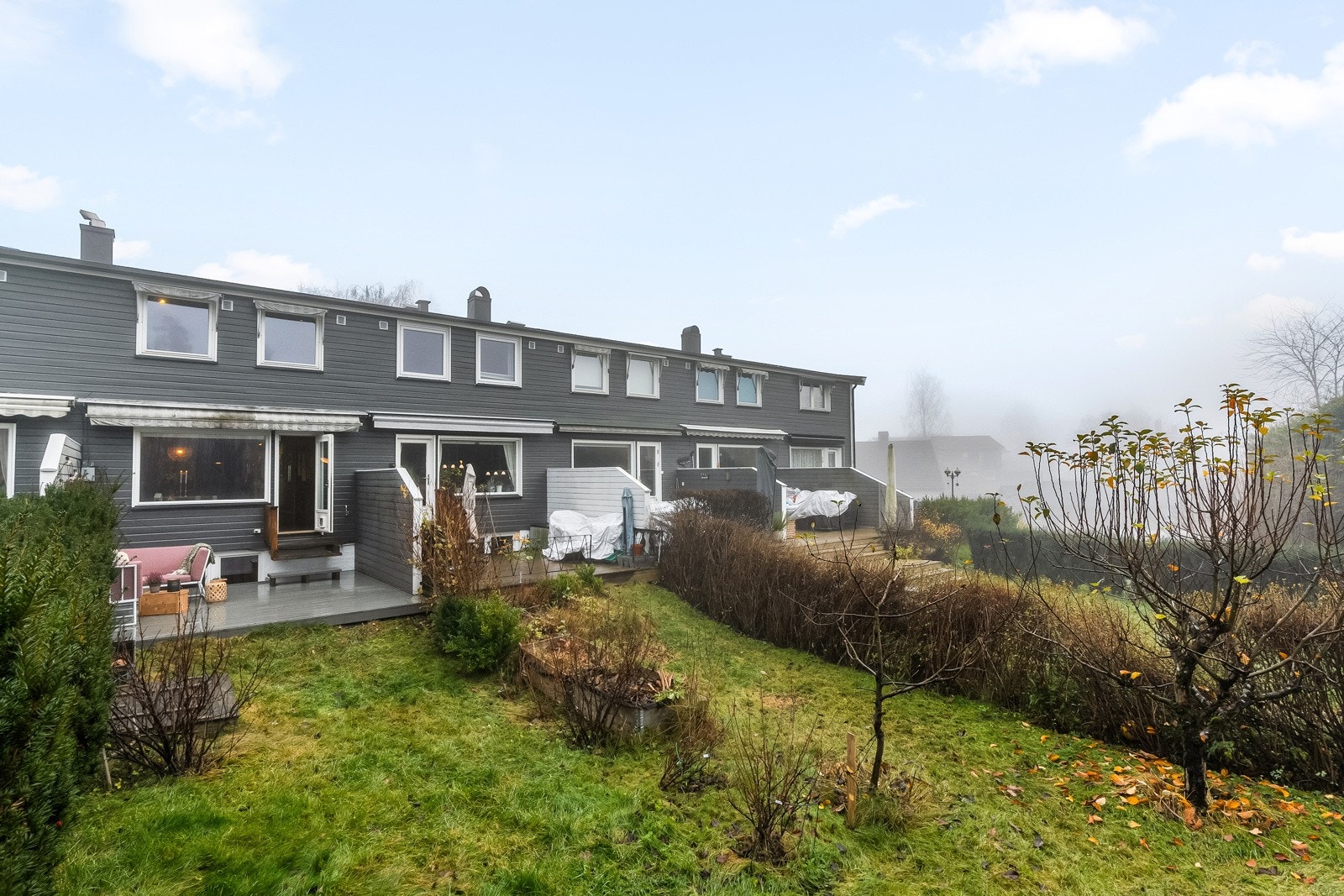 Stort uteområde til lek og aktivitet. Hagen har kirsebærtre og flere bærbusker Galleribilde