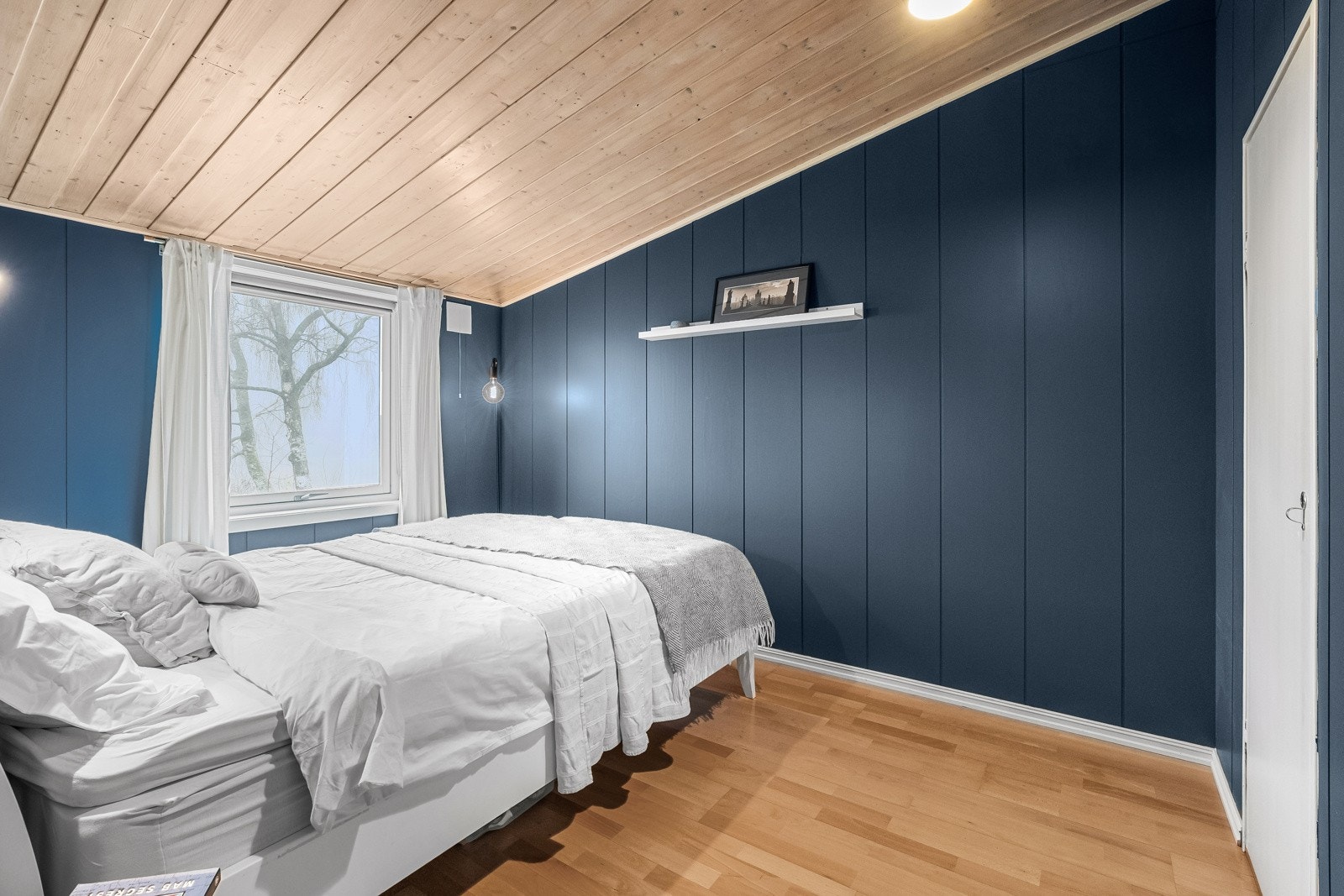 Stort hovedsoverom med fin plass til større seng og nattbord Galleribilde