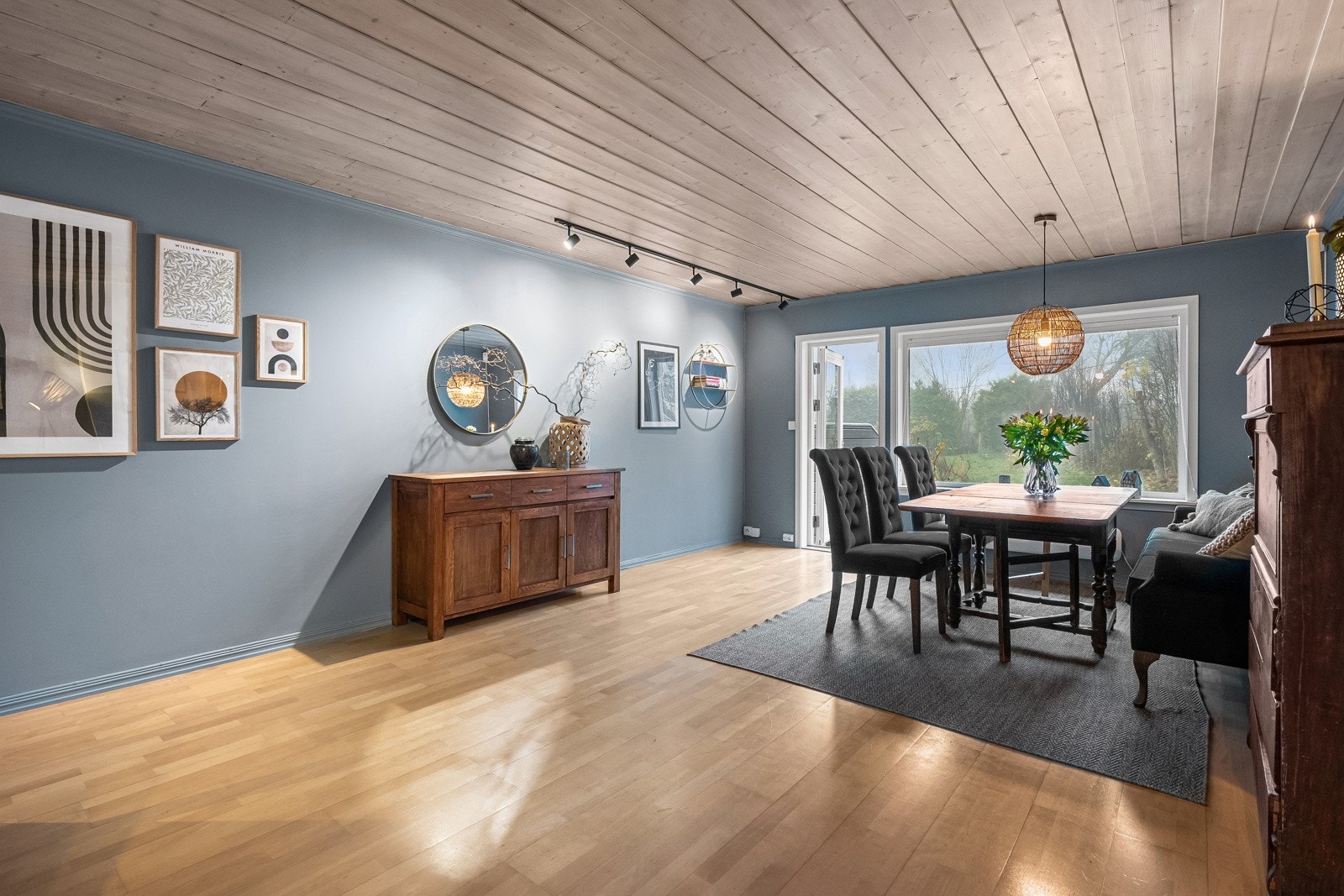 Fra stuen er det direkte utgang til en deilig markterrasse og hage Galleribilde