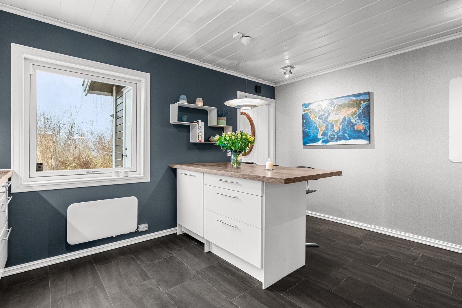 Praktisk kjøkkenøy gir ekstra arbeidsflate og sosial sone for matlaging Galleribilde