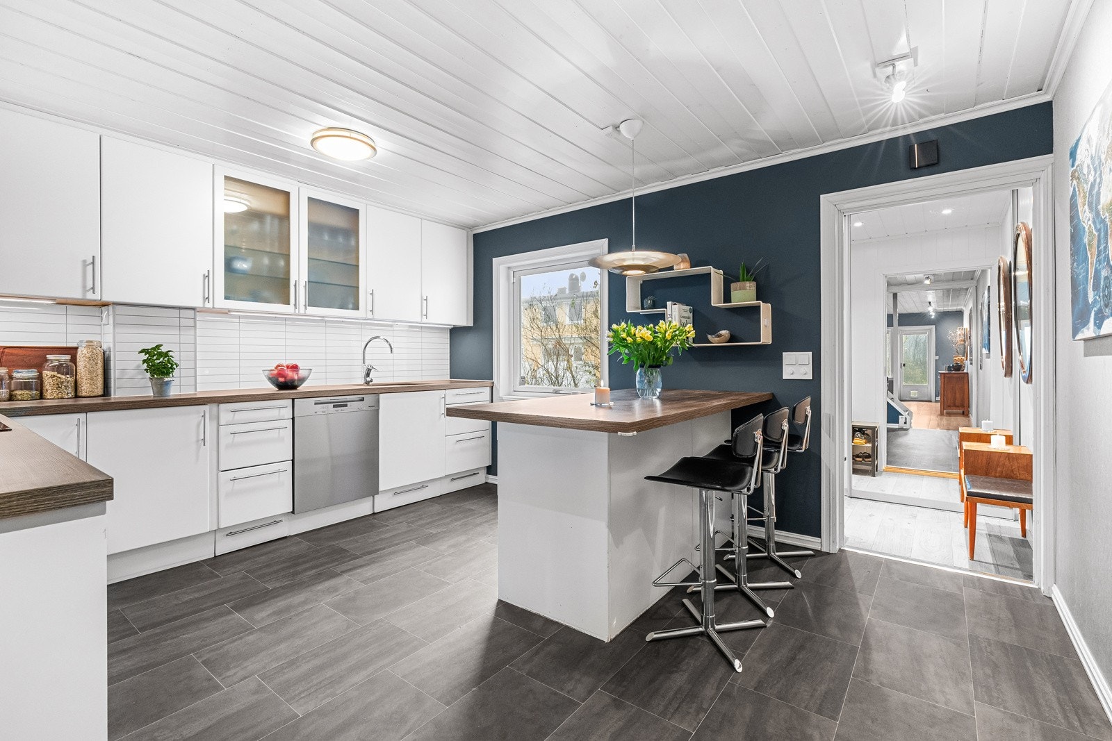 Moderne kjøkken med slette fronter og stilrene stålhåndtak. Overskapene er utstyrt med LED benkebelysning, som kan justeres i styrke via fjernkontroll og dimmer for optimal stemning Galleribilde