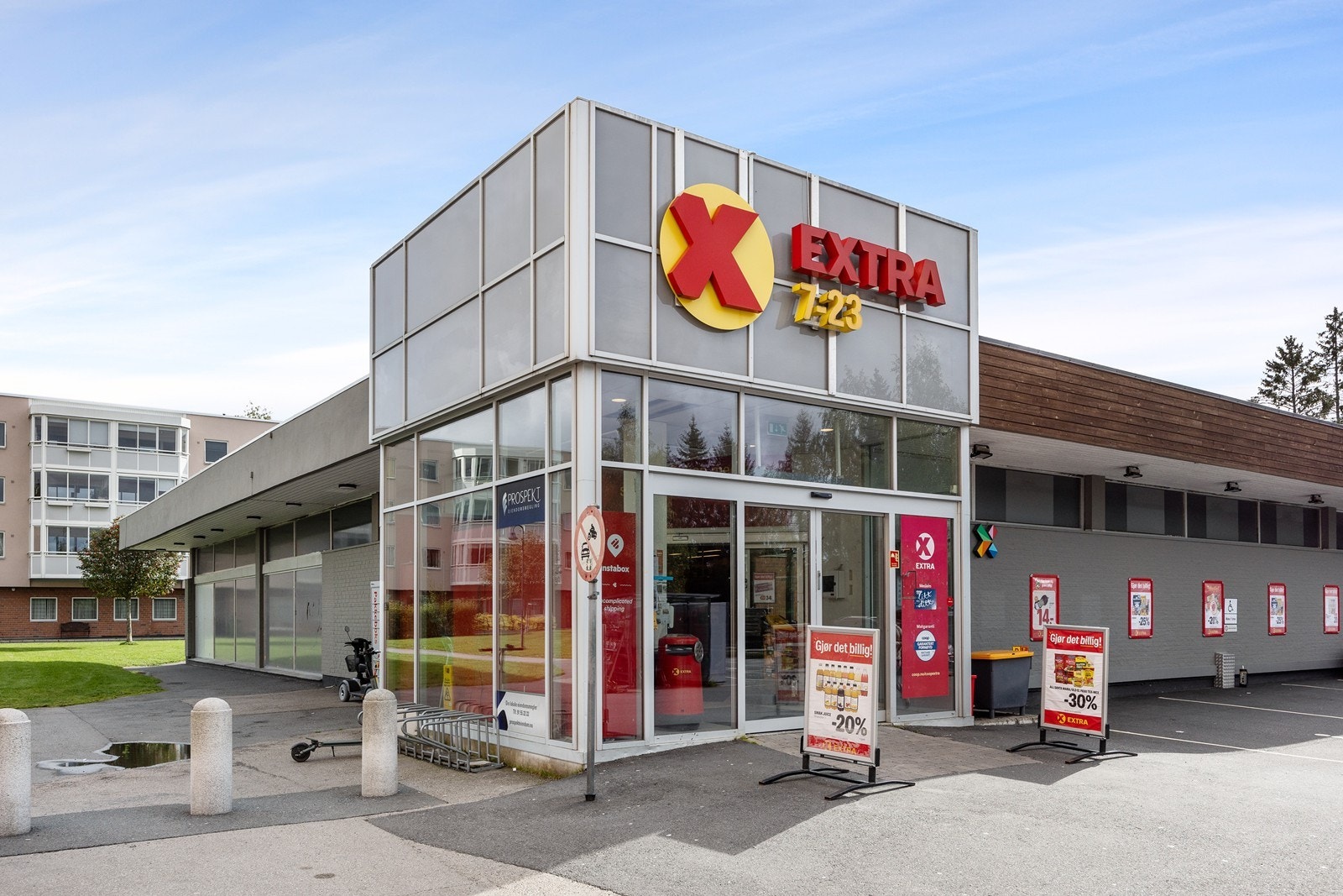 Dagligvarehandelen kan gjøres ved blant annet Kiwi og Extra, hvorav sistnevnte ligger like nedenfor blokka. Galleribilde