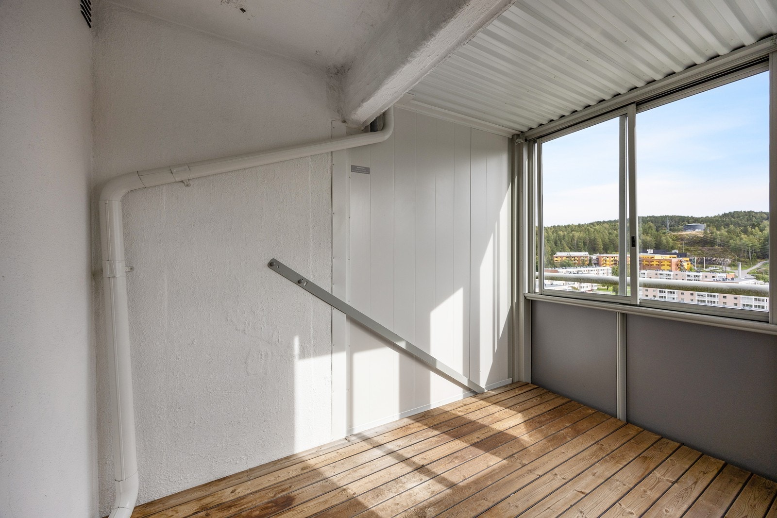 Leiligheten har en innglasset balkong på ca. 6 kvm - et trivelig ekstra oppholdsrom som kan brukes alle årstider. Galleribilde