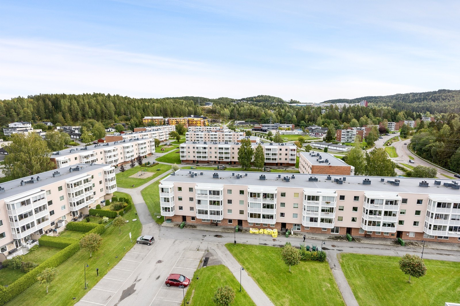 Beliggenheten er meget sentral, samtidig som det er nærhet til vakre turområder i Rælingsåsen. Galleribilde