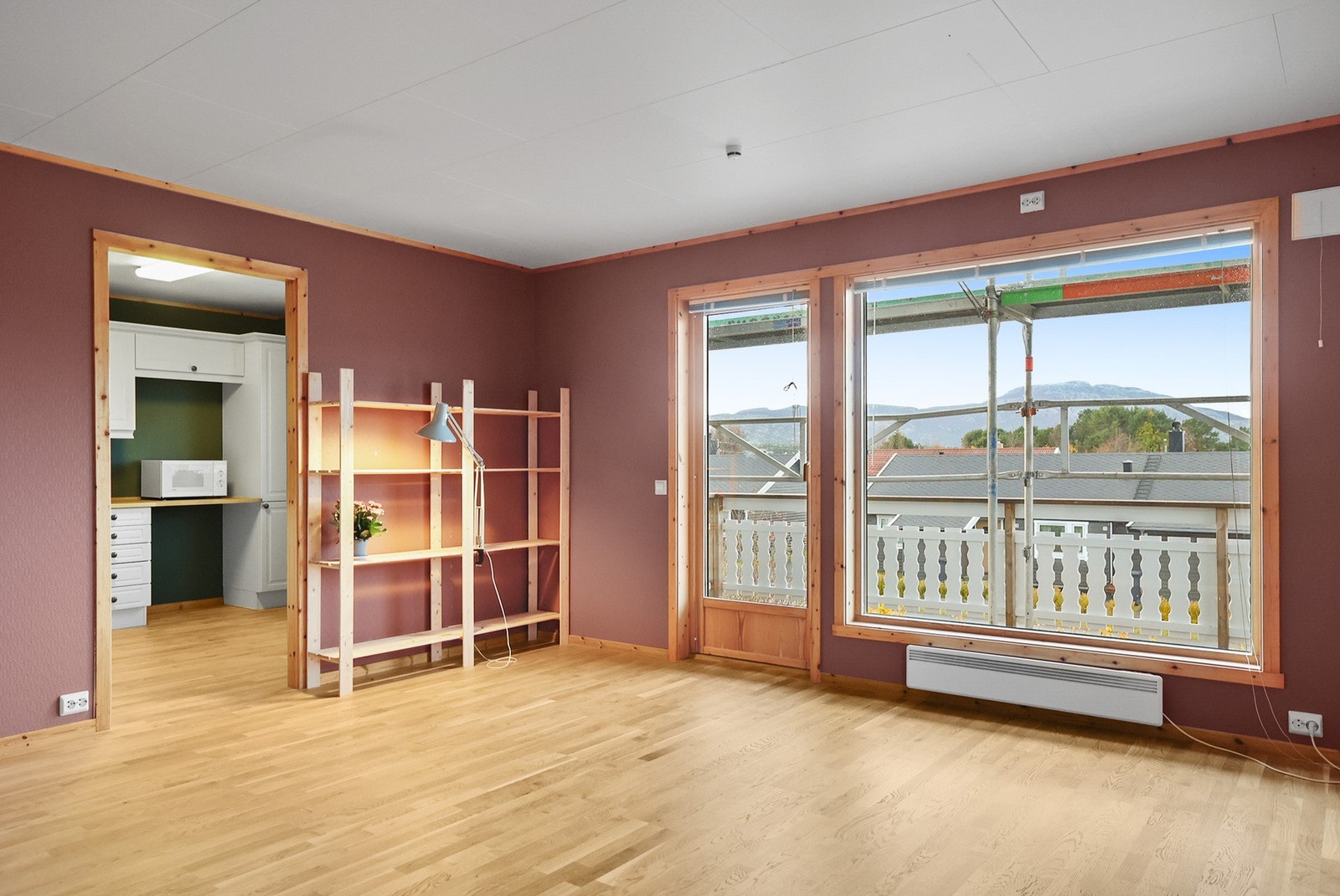 Stuen har gode vindusflater som slipper inn godt med naturlig lys. Galleribilde