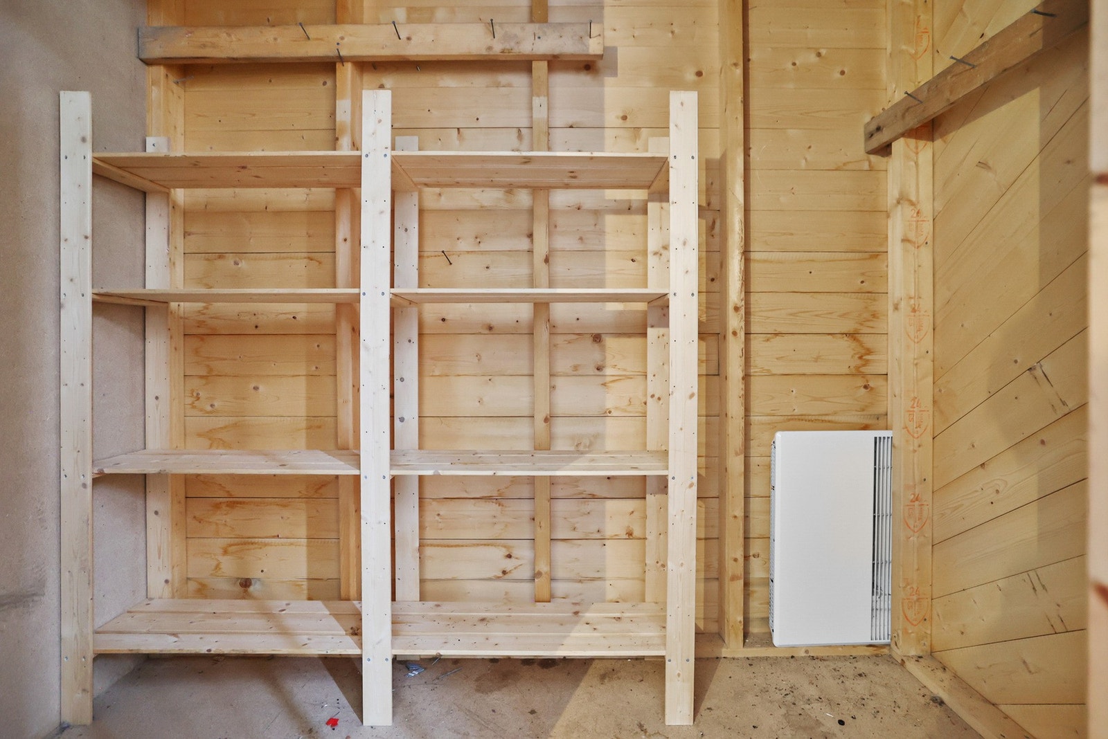 Romslig bod med god oppbevaringsplass. Galleribilde
