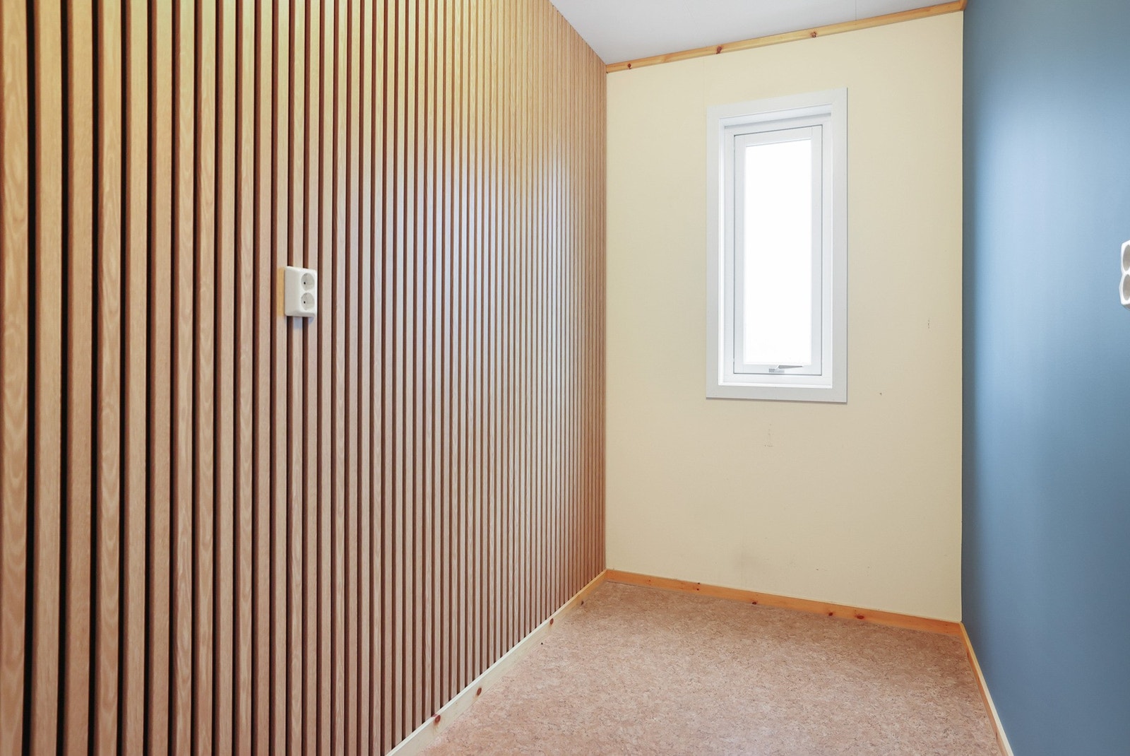 Innvendig bod der det er satt inn vindu. Rommet har blitt brukt som kontor. Galleribilde