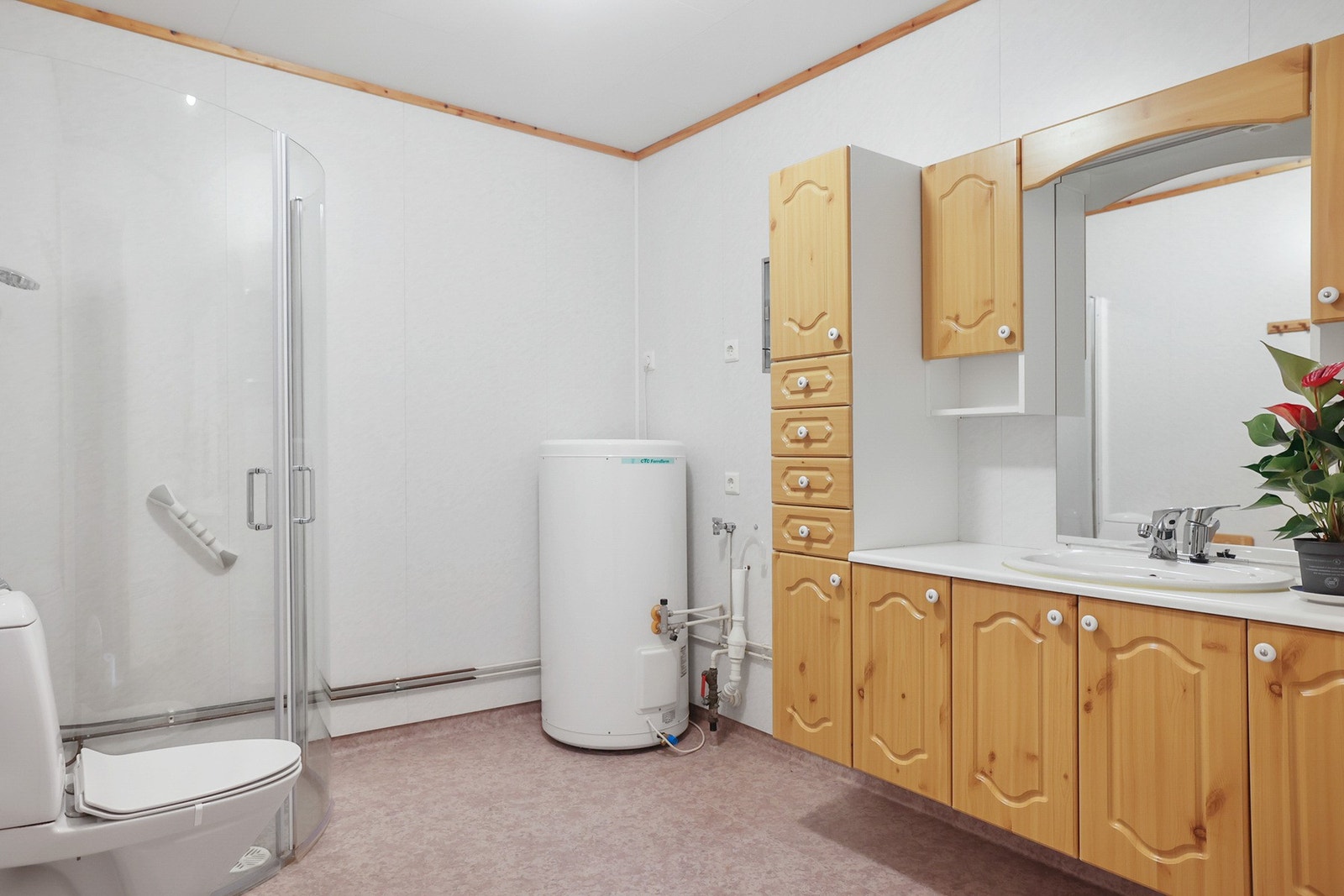 Badet har en romslig innredning med gode oppbevaringsmuligheter. Galleribilde