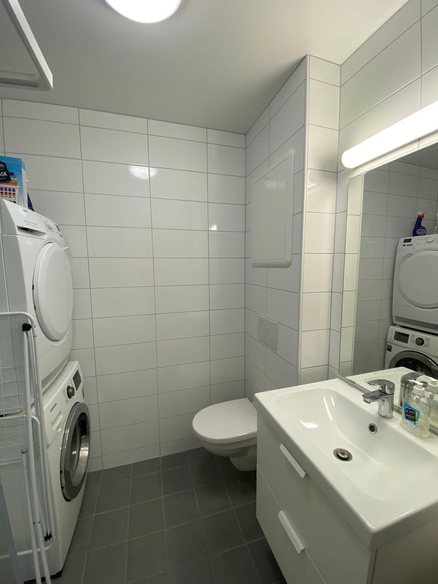Flislagt bad 2 med vaskemaskin og tørketrommel Galleribilde