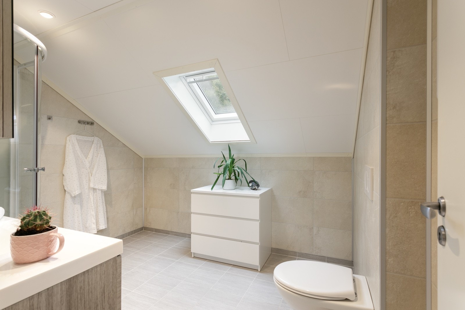 Badet er delikat og romslig Galleribilde