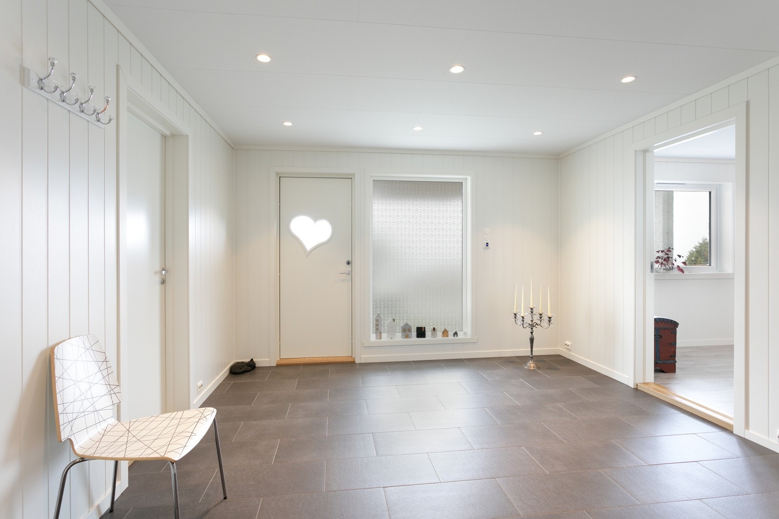 Tenk å komme hjem til en så stor og luftig hall, med downlights i himling og med varmekabler i gulv fra 2021 Galleribilde